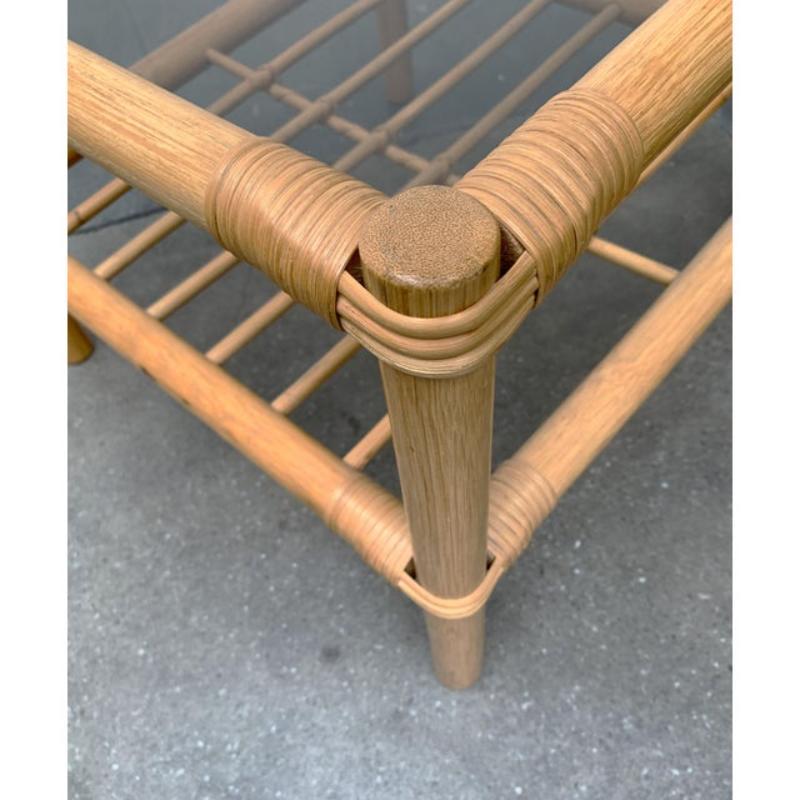 Ensemble de 2 tables d'appoint vintage en bambou et verre, années 1970 en vente 1
