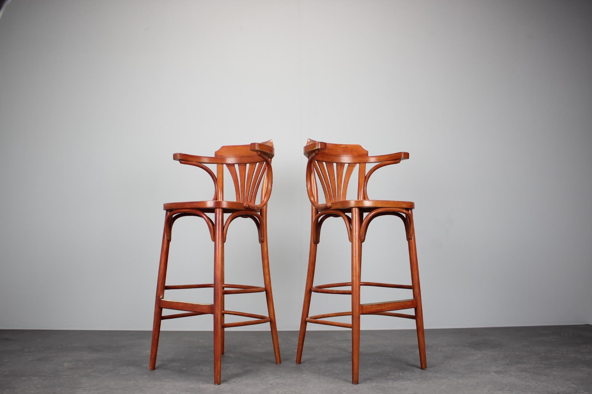 - Fabricado en la República Checa,
- de madera,
- buen estado original,
- muestra signos de uso,
- La altura del asiento es de 76 cm.
