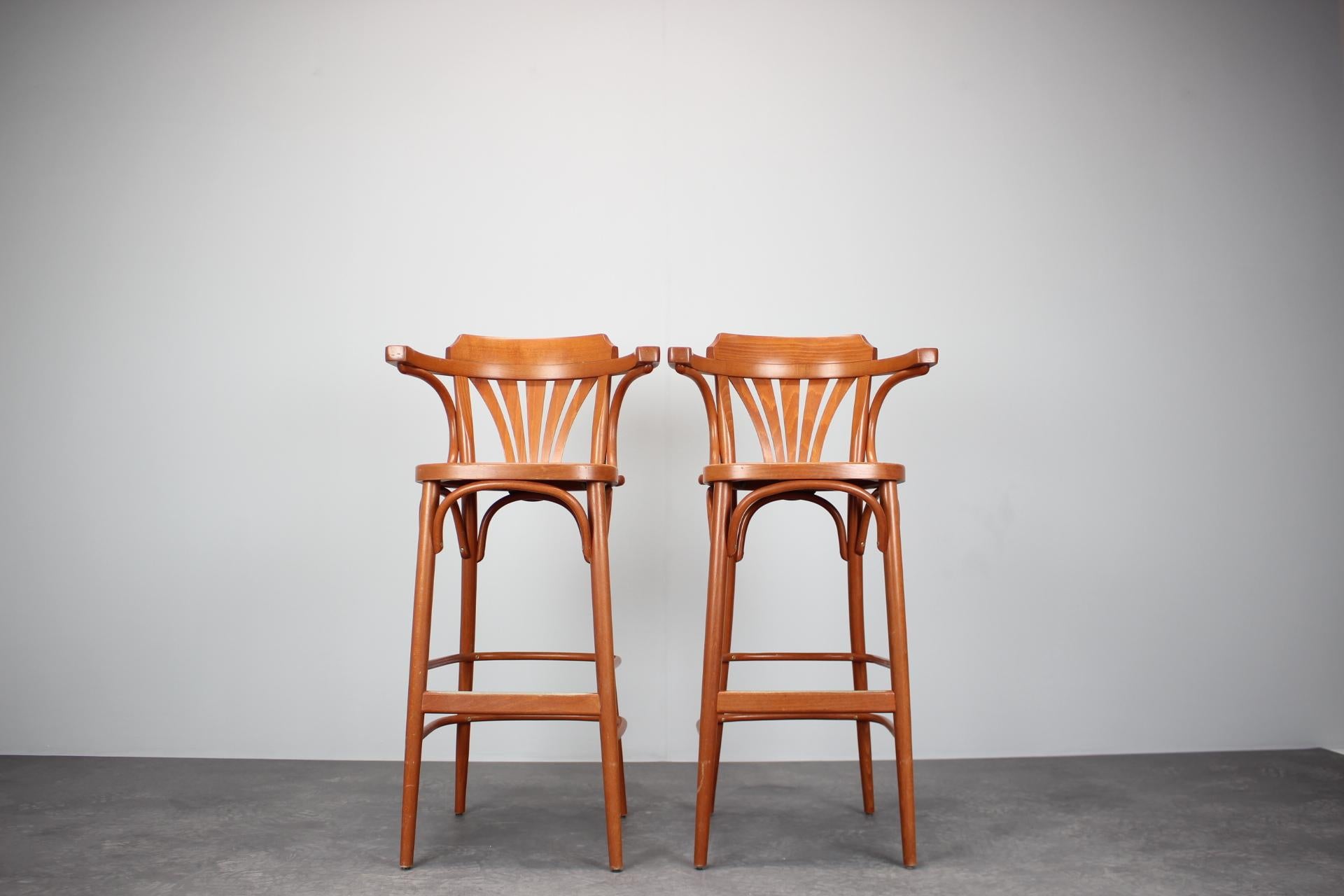 - Fabricado en la República Checa,
- de madera,
- buen estado original,
- muestra signos de uso,
- La altura del asiento es de 76 cm.