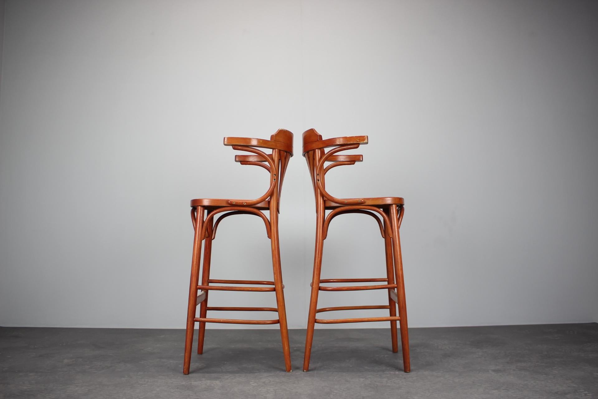 Juego de 2 taburetes de bar vintage by TON, 1980 Moderno de mediados de siglo en venta