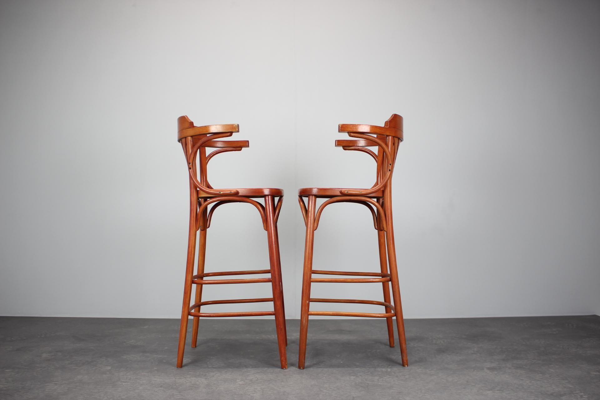 Juego de 2 taburetes de bar vintage by TON, 1980 Checo en venta