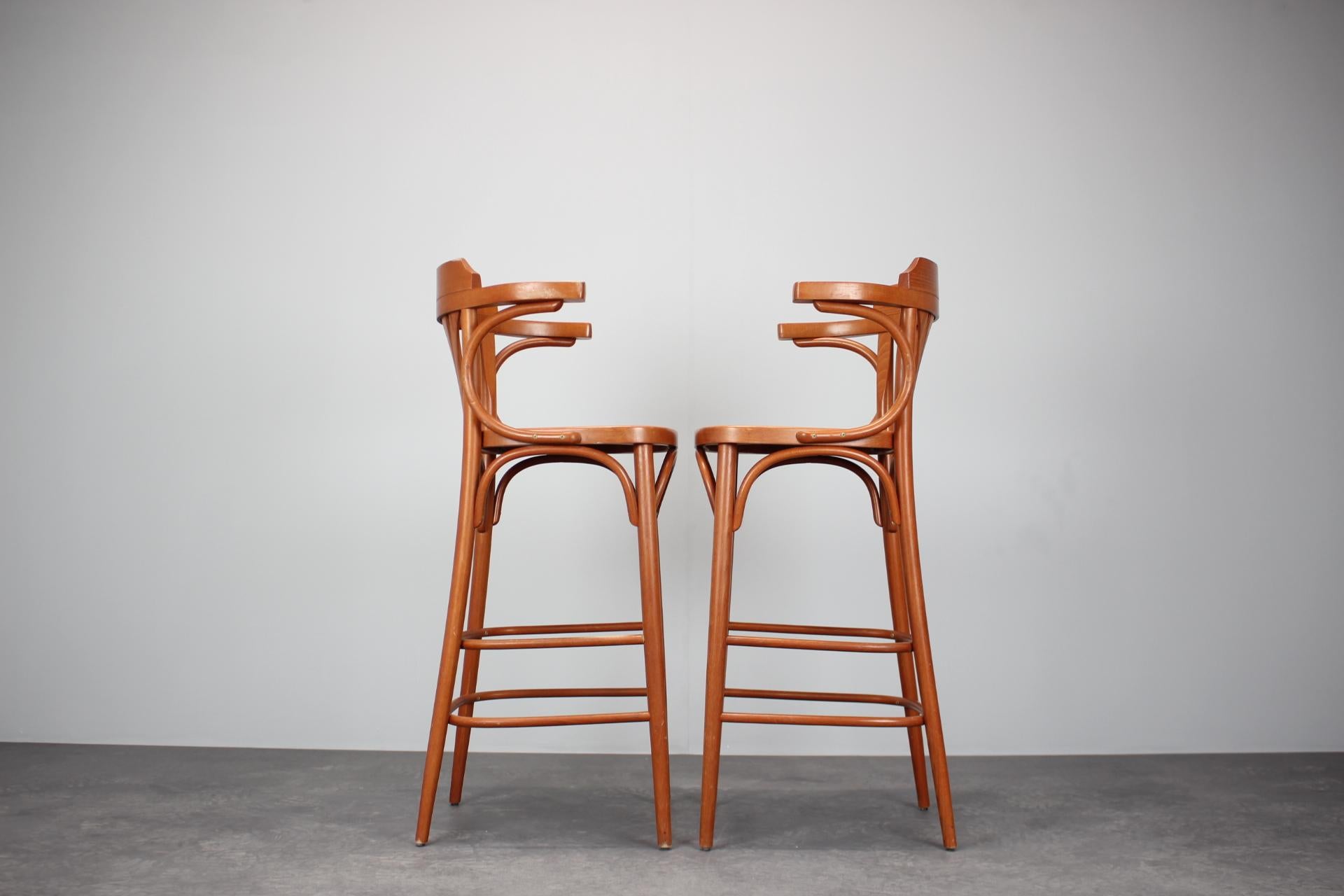Juego de 2 taburetes de bar vintage by TON, 1980 Checo en venta