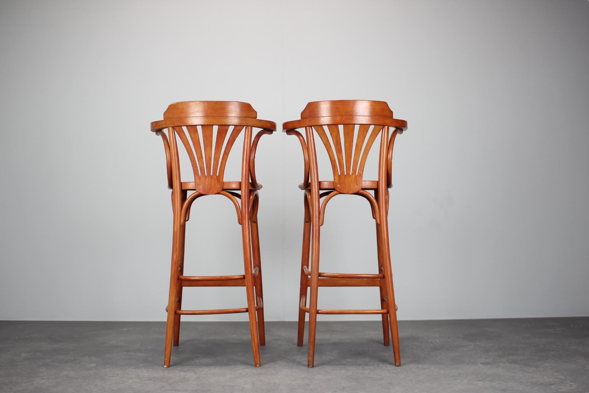 Juego de 2 taburetes de bar vintage by TON, 1980 en Bueno estado para la venta en Praha, CZ