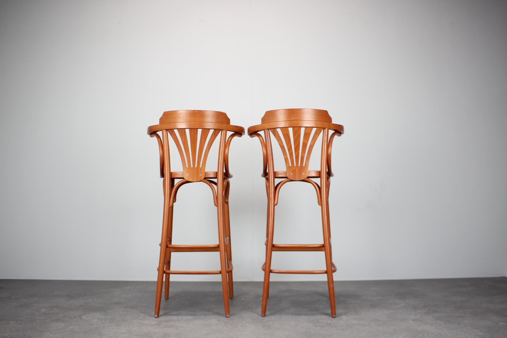 Juego de 2 taburetes de bar vintage by TON, 1980 en Bueno estado para la venta en Praha, CZ
