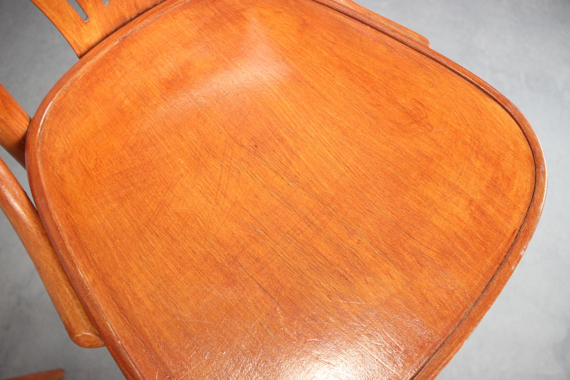 Juego de 2 taburetes de bar vintage by TON, 1980 Madera en venta