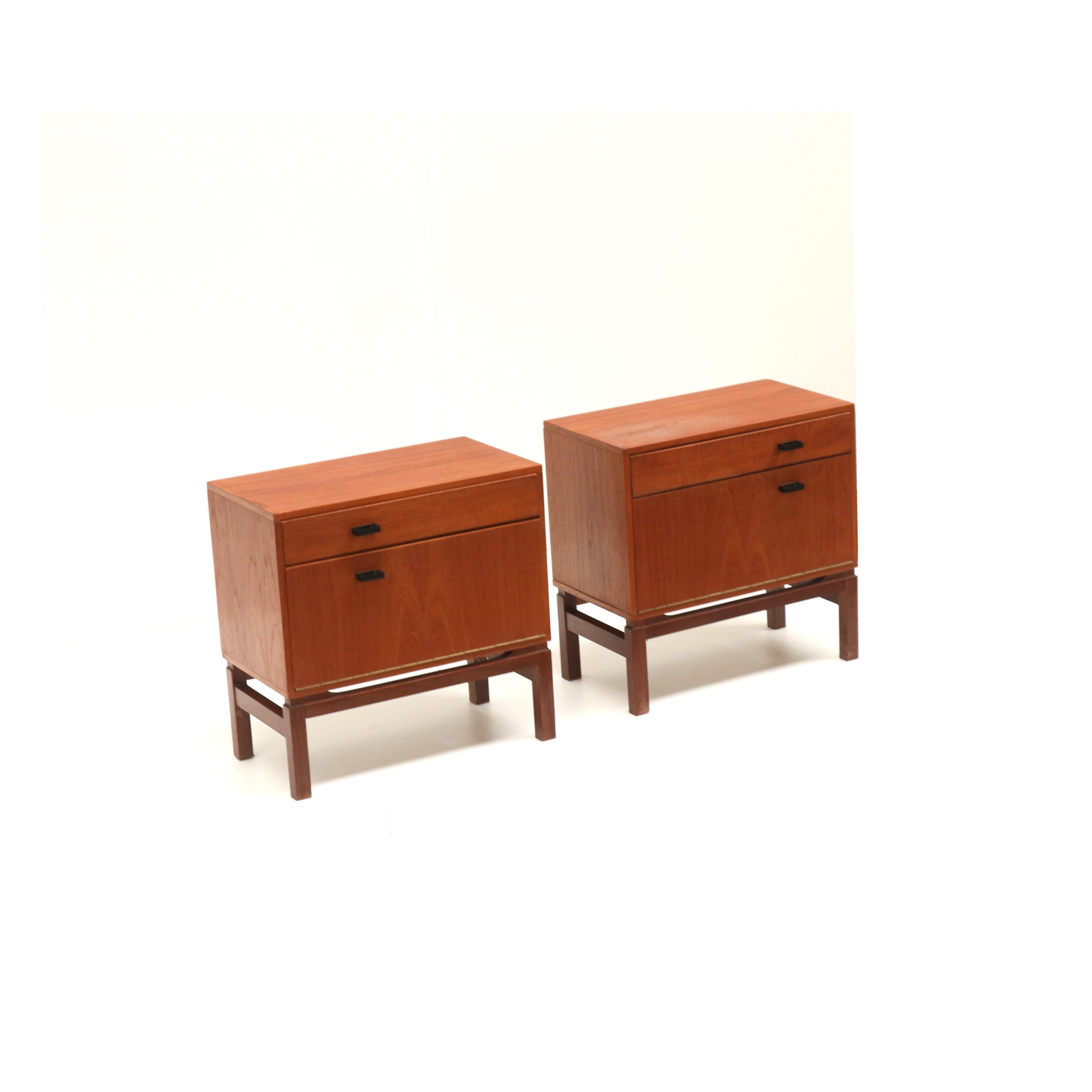Set of 2 vintage bedside tables from the 1960s.

Add character and style to your bedroom with this beautiful set of 2 vintage bedside tables from the 1960s. These unique cabinets combine timeless design with functional storage space. Each cabinet