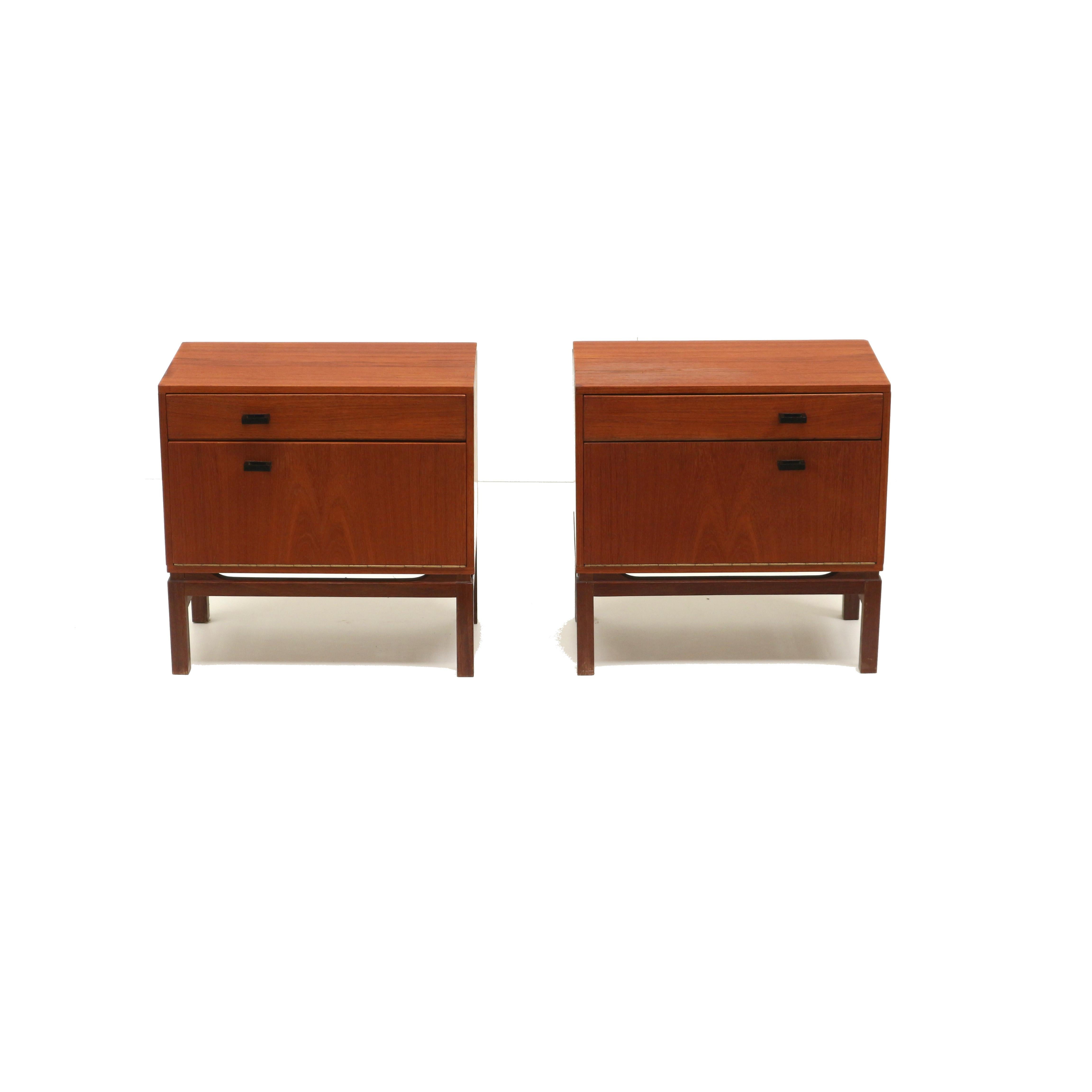 Mid-Century Modern Set of 2 vintage bedside tables from the 1960s For Sale