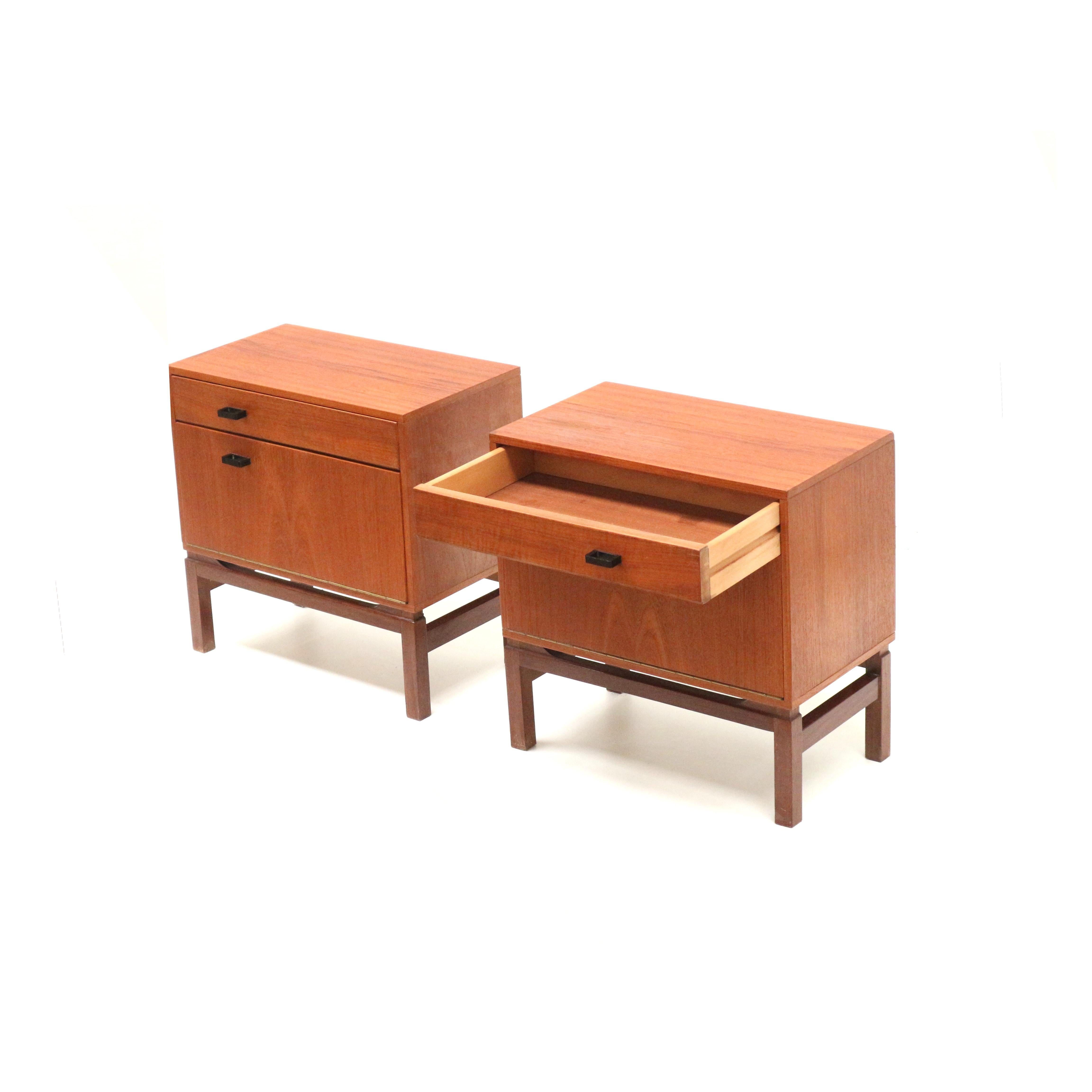 Set of 2 vintage bedside tables from the 1960s For Sale 1