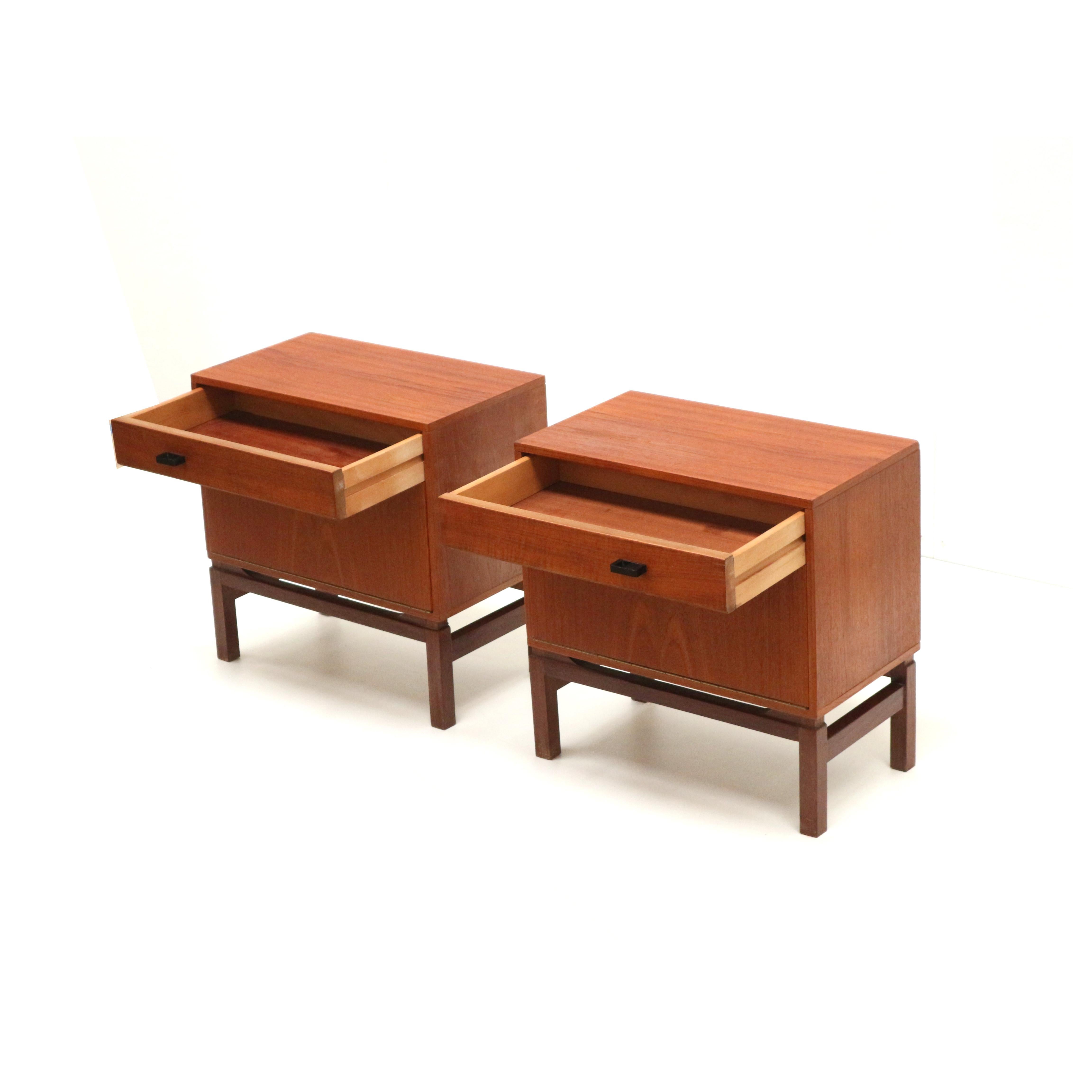 Set of 2 vintage bedside tables from the 1960s For Sale 2