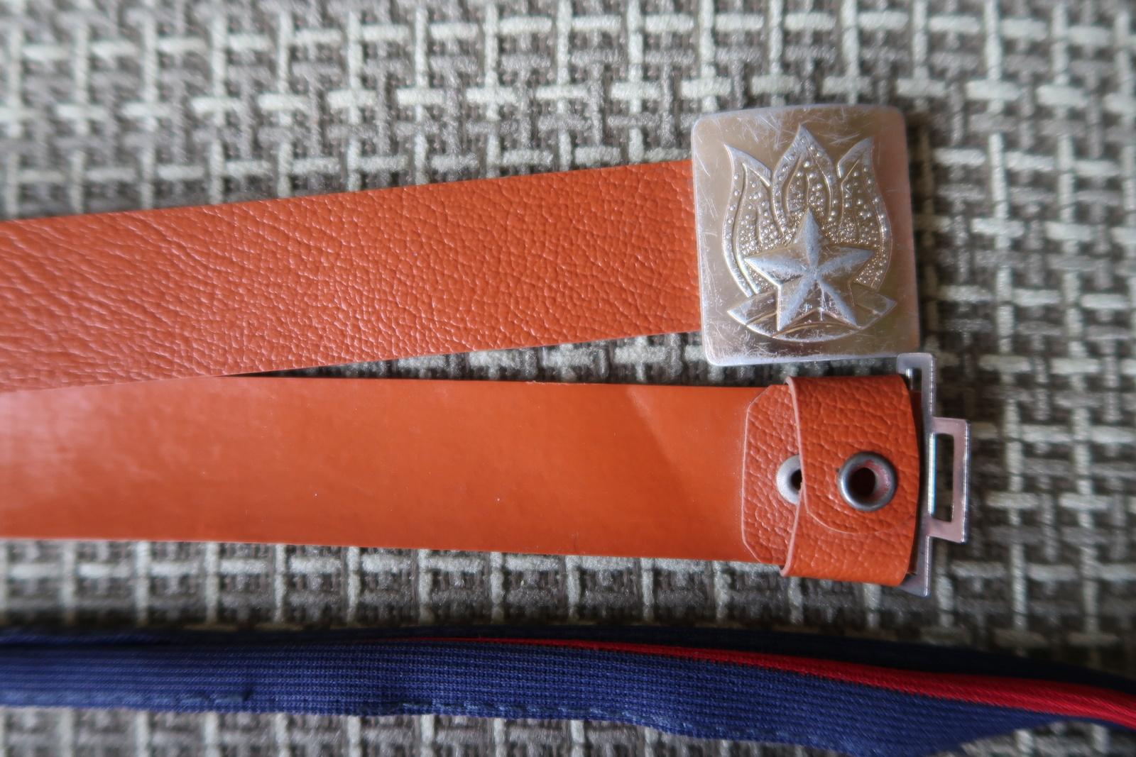 Tauchen Sie ein in die Welt der Vintage-Eleganz mit diesem exquisiten Set aus 2 Gürteln aus der UdSSR, die mit ihrem unverwechselbaren Stil die modische Essenz der 1970er Jahre widerspiegeln. Jeder Gürtel hat seinen eigenen Charme und Reiz und