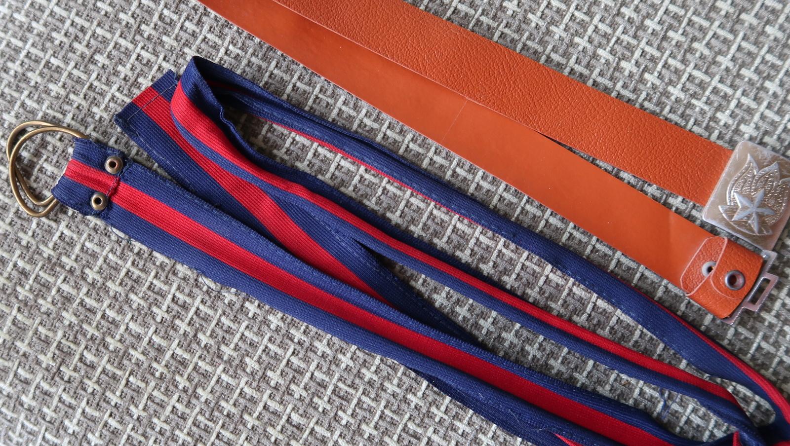 Satz von 2 Vintage-Gürteln aus der UdSSR: Timeless Elegance in Brown und Marineblau, 1J98 im Angebot 1