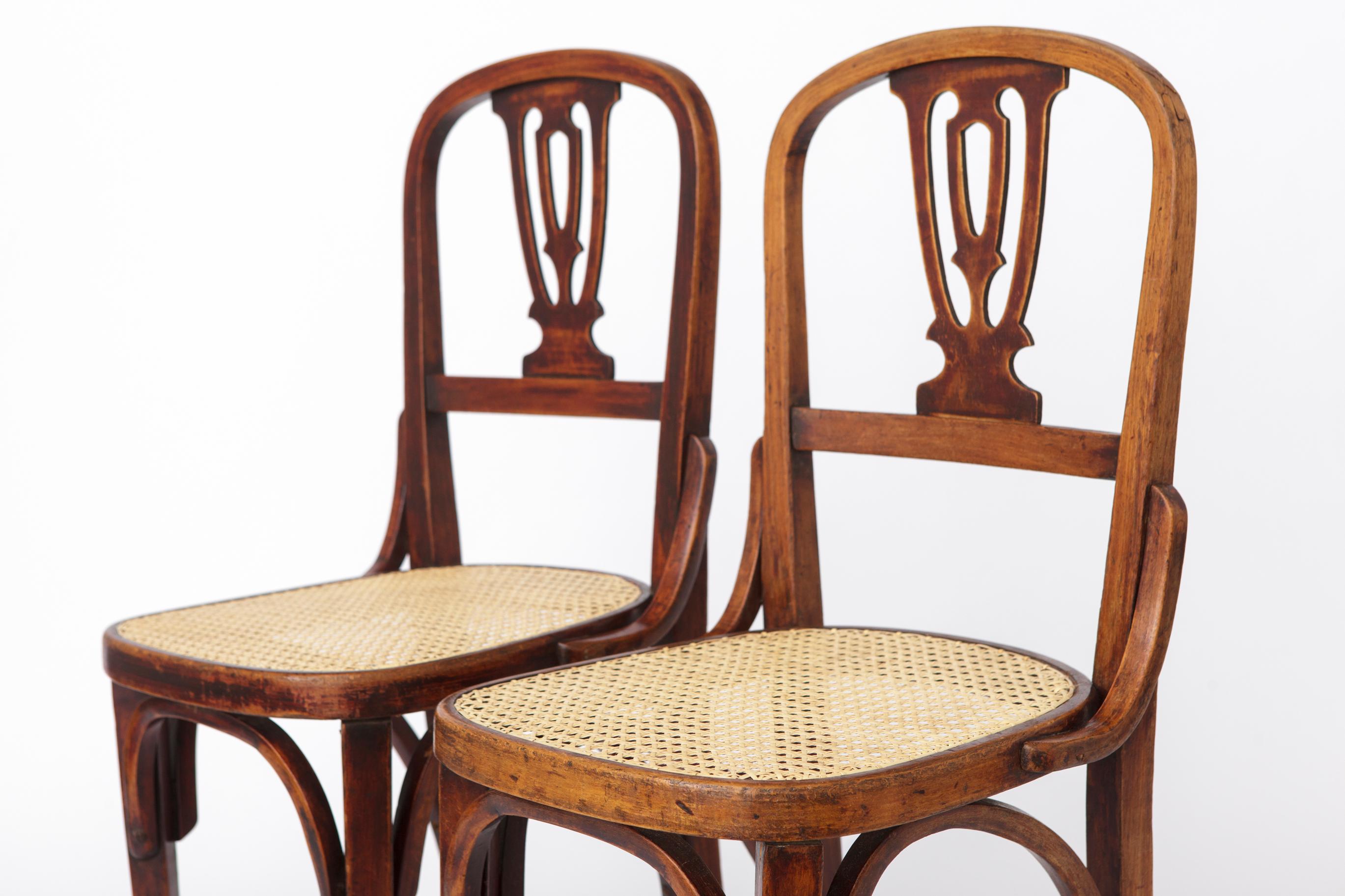 Milieu du XXe siècle Set of 2 Vintage Bentwood Dining Chairs  Austria 1930s–50s  Beechwood en vente