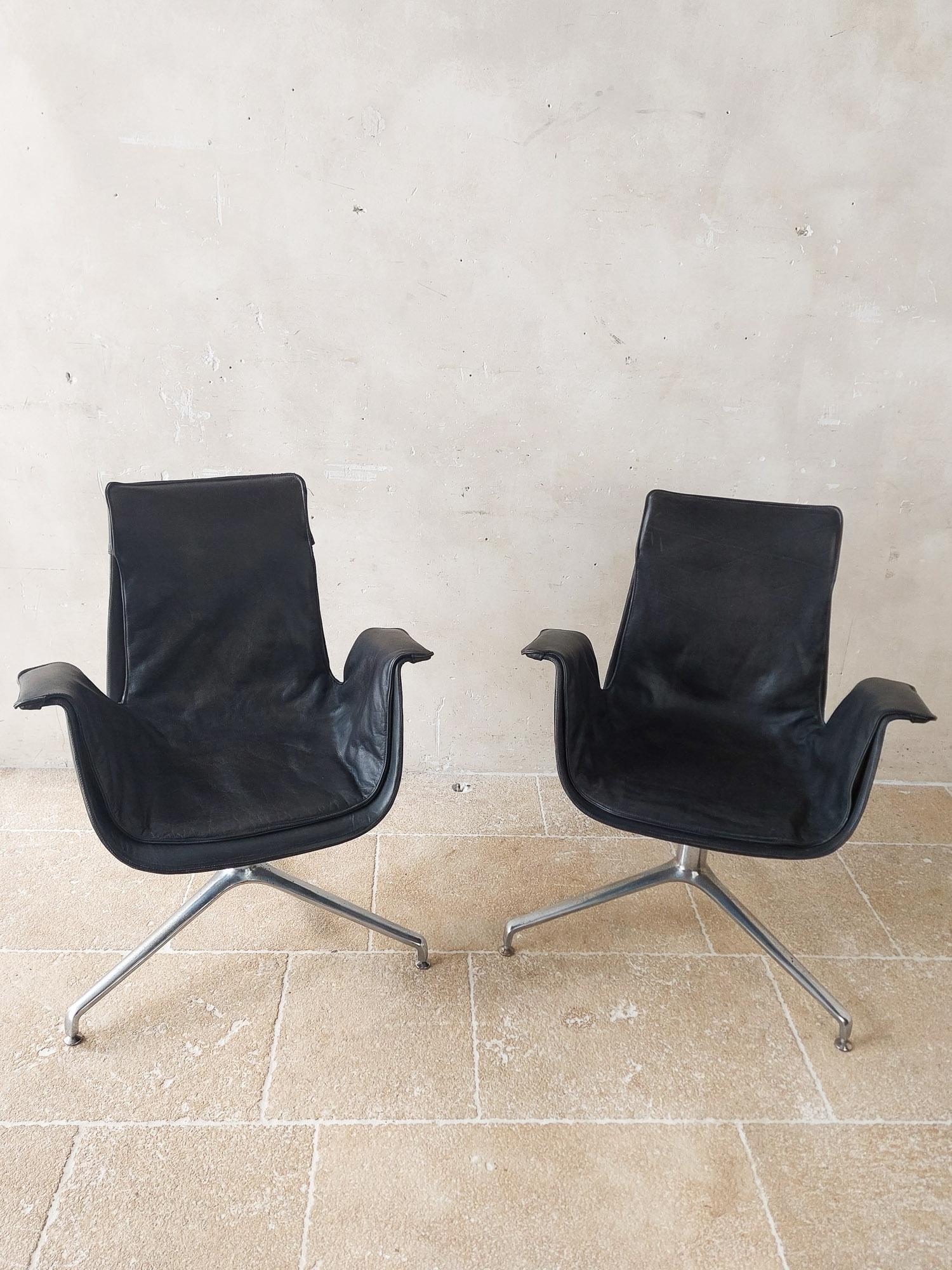 Set of 2 vintage designer chairs in black leather. These midcentury armchairs were designed by Preben Fabricius & Jorgen Kastholm for Kill International, Denmark, 1960s. Model FK6727, Also called the 'bird chairs'.

Beautiful lounge chairs, can