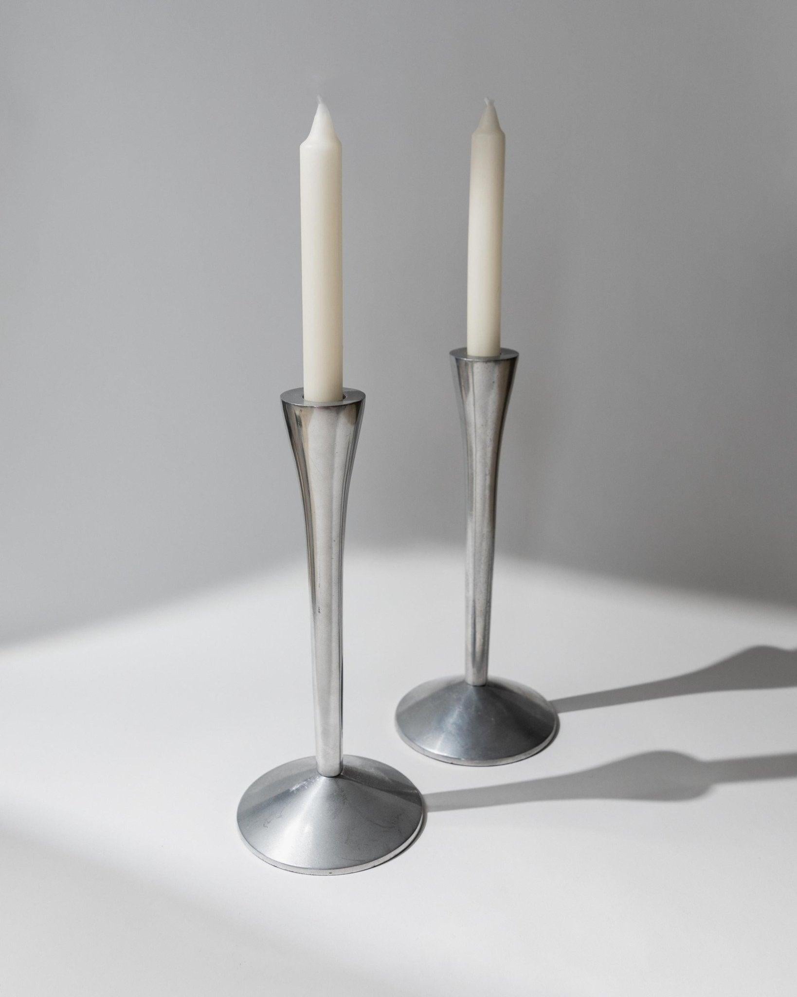 Set di 2 portacandele vintage - Design A Space Age in acciaio inossidabile - Italia anni '70 - Idea regalo Decorazione da tavola elegante e retrò

Questo raro apribottiglie vintage, proveniente dall'Italia degli anni '60, è un raffinato esempio di