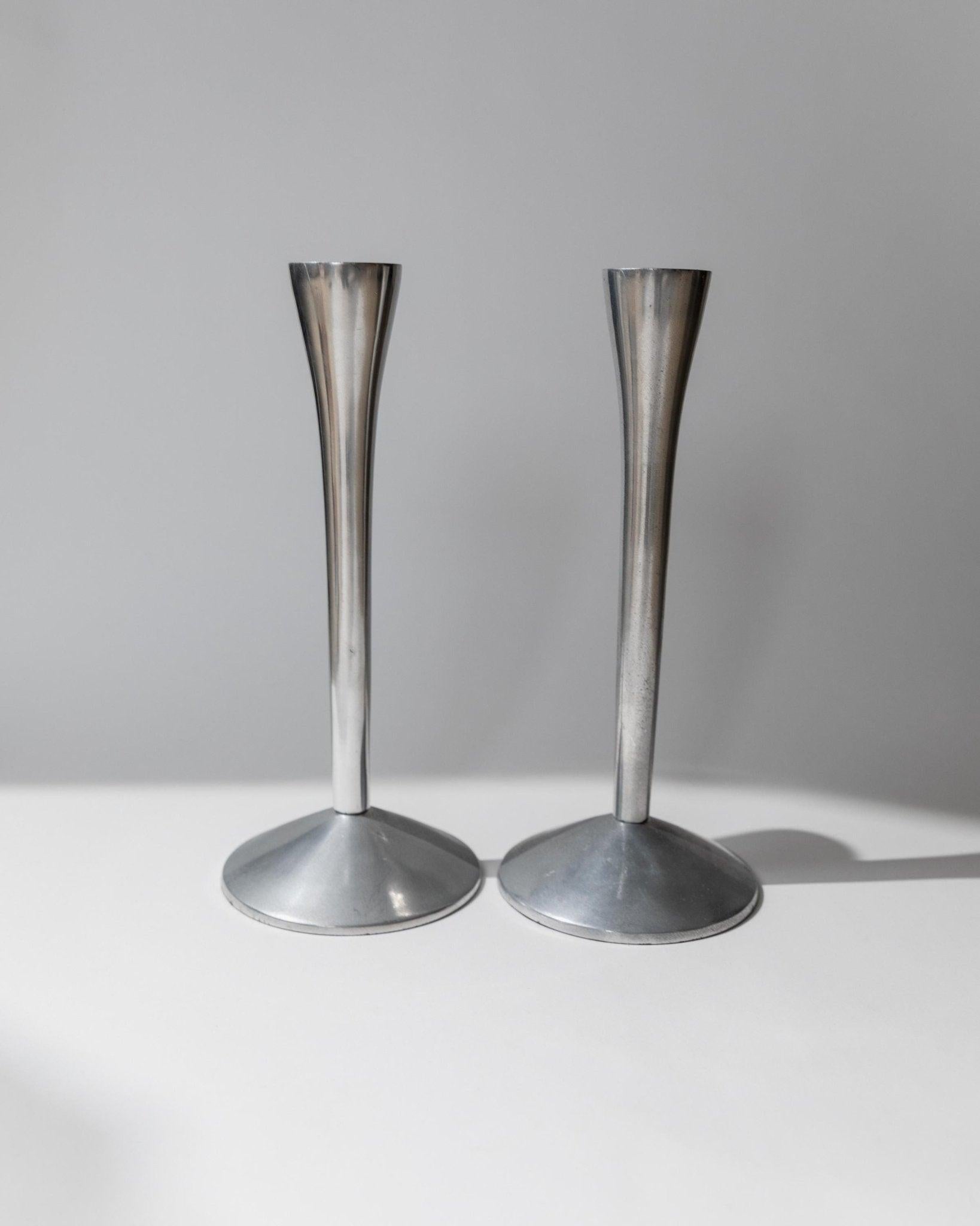 Italiano Set di 2 portacandele d'epoca in acciaio inossidabile, A Space Age, anni '70 in vendita