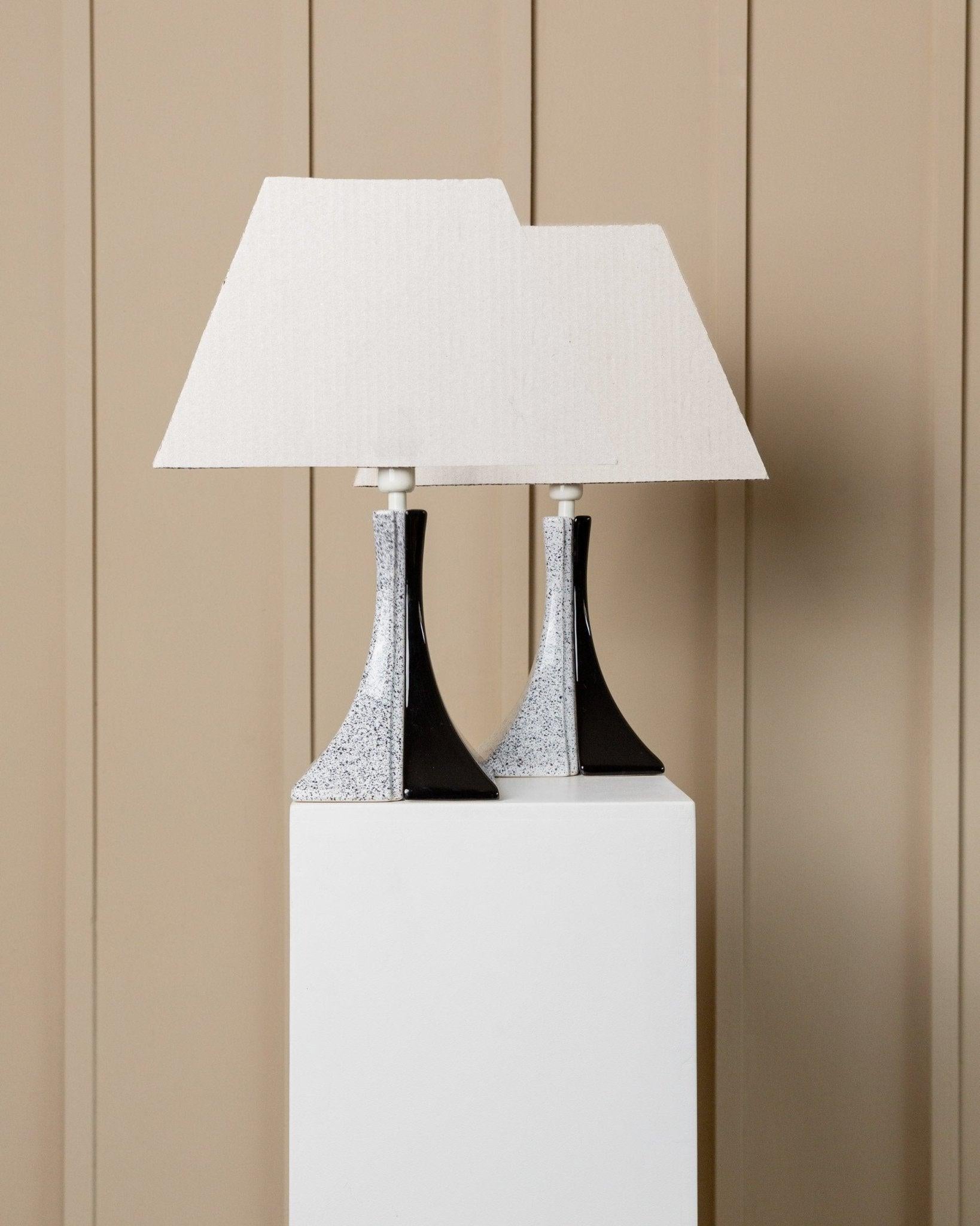 2 Lámparas de Cerámica Vintage de los 80 - Blancas y Negras, Hechas a Mano en Italia, Estilo Memphis Moderno, Decoración Retro para el Hogar, Lámparas de Mesilla de Noche, Lámparas de Regalo

Añade un toque de elegancia retro a tu espacio con estas