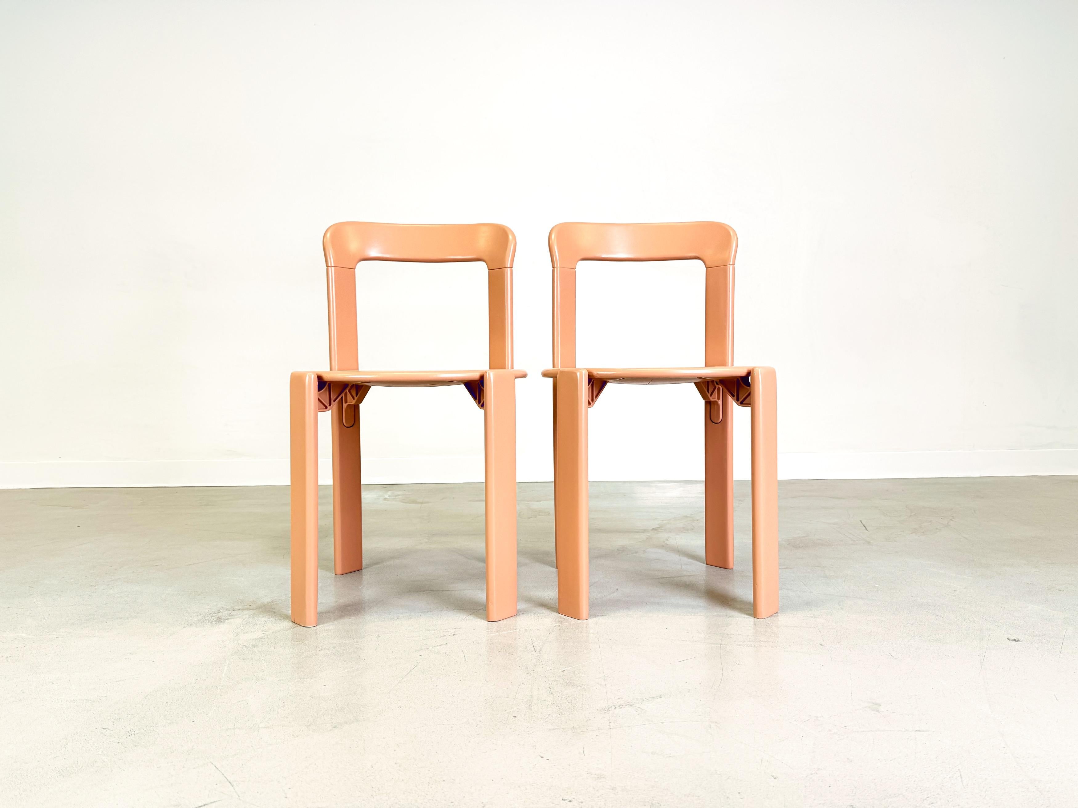 Wir bieten schöne Vintage-Stühle von Bruno Rey für Kusch & Co in Beige-Rot aus den 1970er Jahren zum Verkauf an. Das Modell gilt heute als echter Designklassiker und besticht durch seine außergewöhnliche Stabilität und Qualität.

***Der Preis gilt
