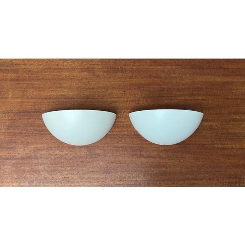 Applique postmoderne del produttore danese Frandsen.

Un design minimalista. Il corpo della lampada in metallo ha la semplice forma di un quarto di sfera. Le luci hanno un'uscita per il cavo sul fondo che può essere utilizzata per la linea di
