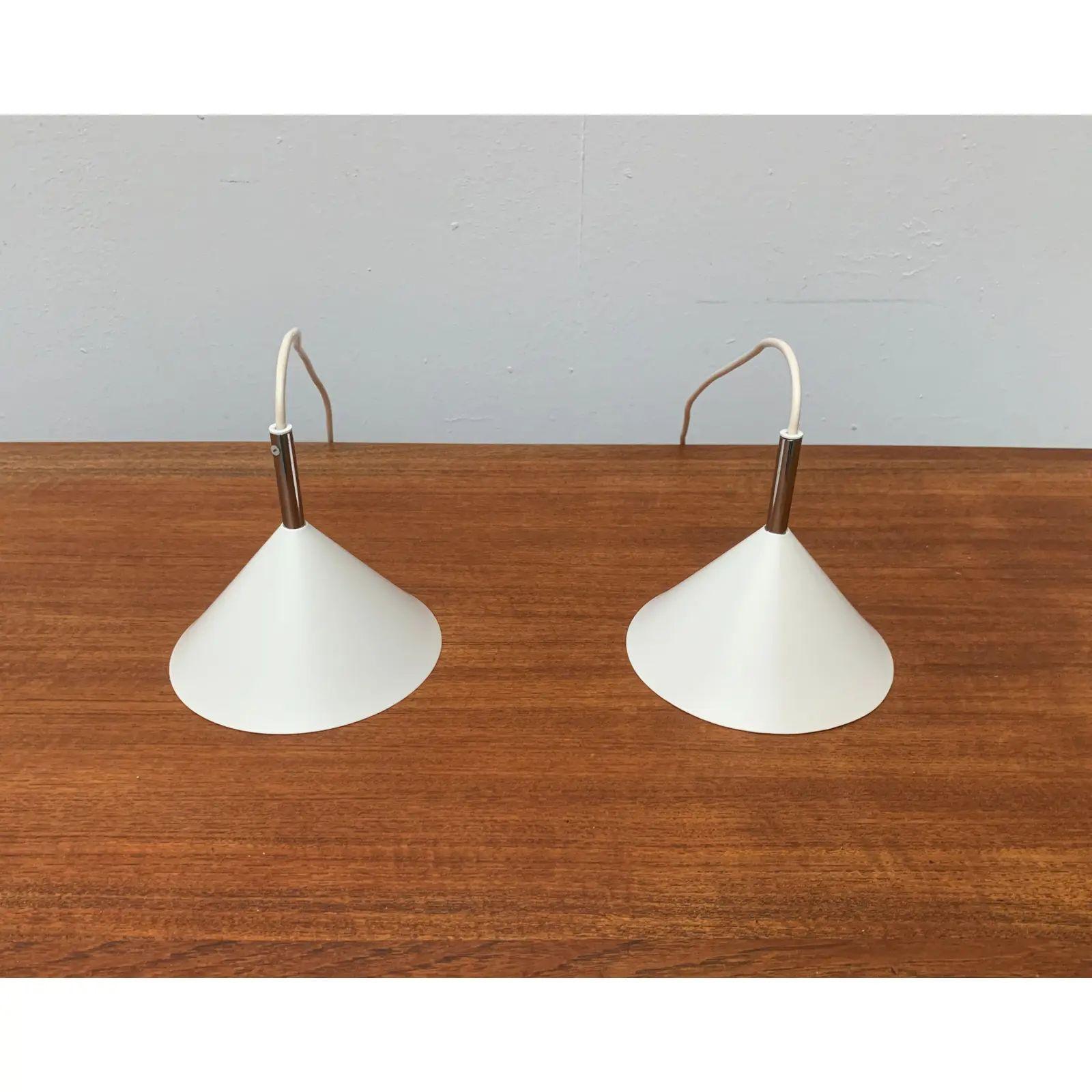 Lampade a sospensione danesi d'epoca, set di 2, in ottime condizioni. Progettato dal 1970 al 1979

Fino a 250V (standard Europa/Regno Unito).Il cablaggio di questo articolo potrebbe essere originale e potrebbe dover essere sostituito, se non