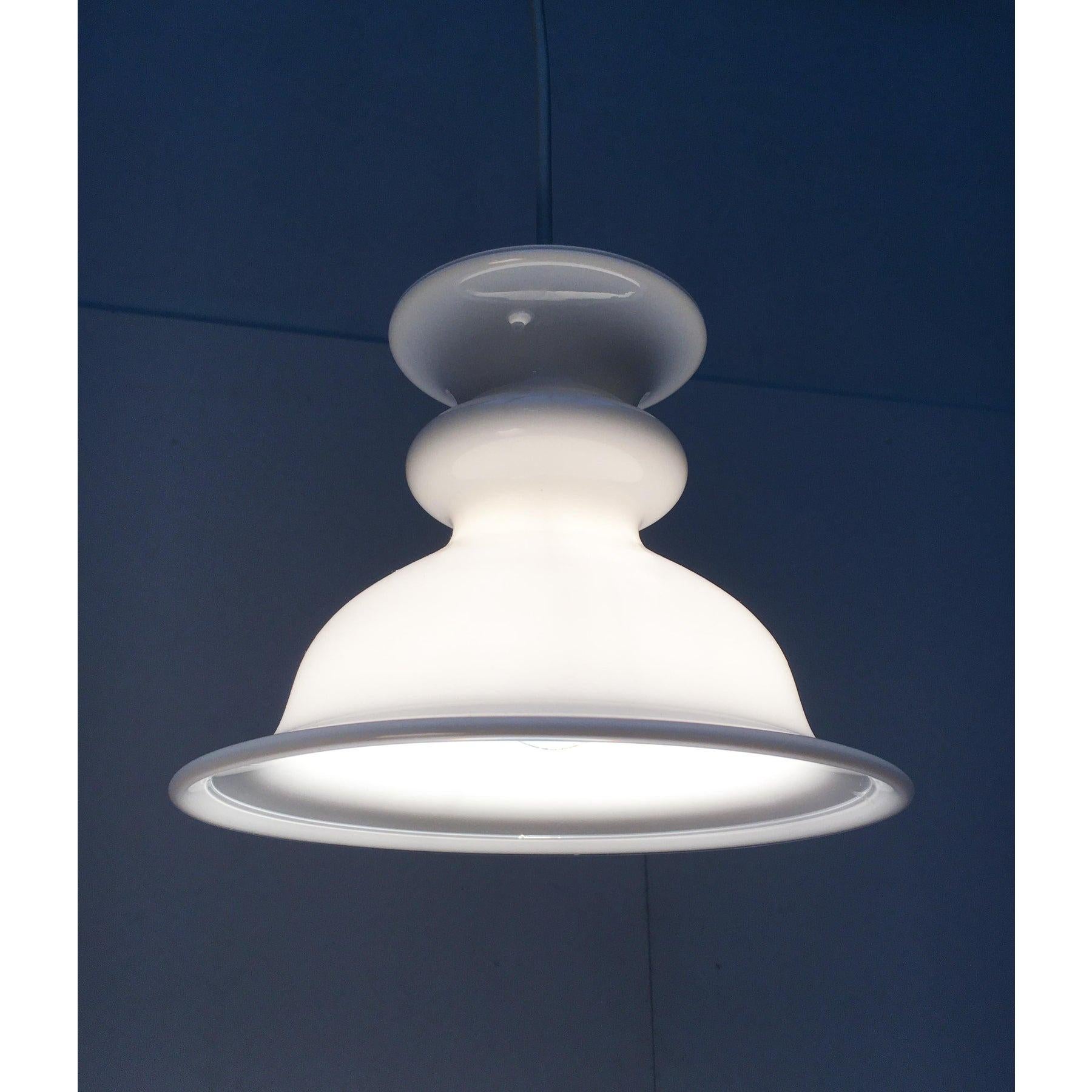Lot de 2 lampes pendantes vintage danoises Tivoli par Sidse Werner pour Holmegaar, début des années 80.

Suspension ornementale en verre du fabricant danois Holmegaard d'après un design de Sidse Werner datant du début des années 80.

Un corps de