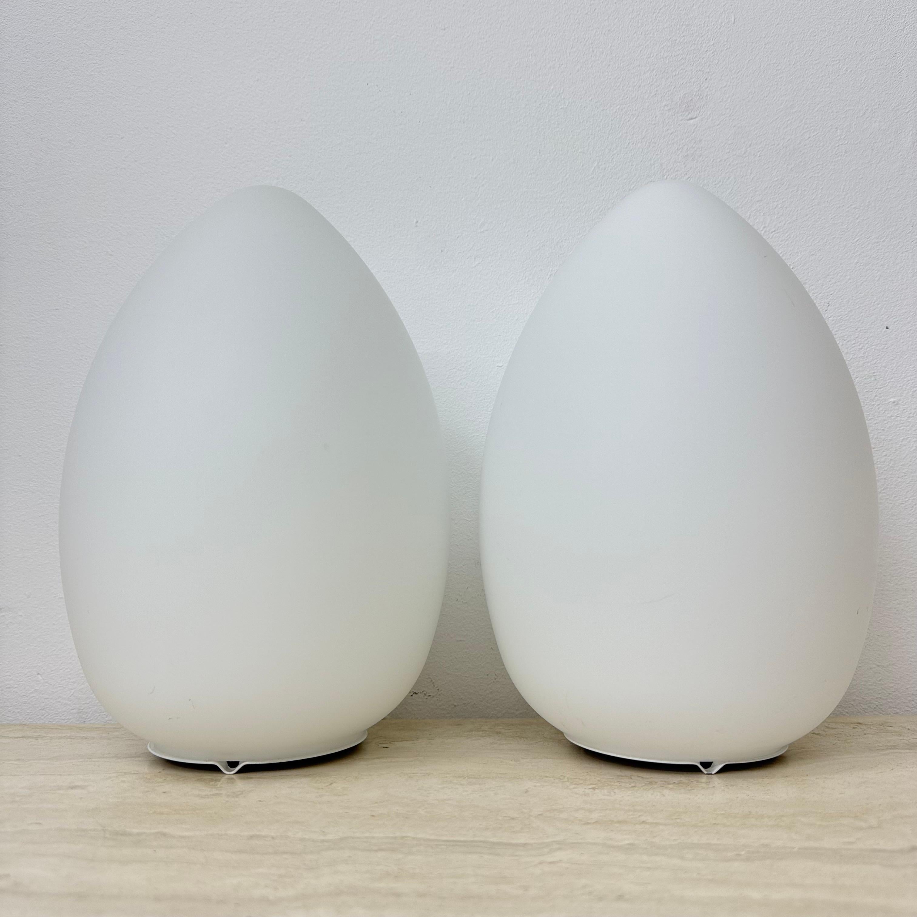 Ensemble de 2 lampes de table vintage en verre opalin en forme d'œuf, 1970 en vente 3