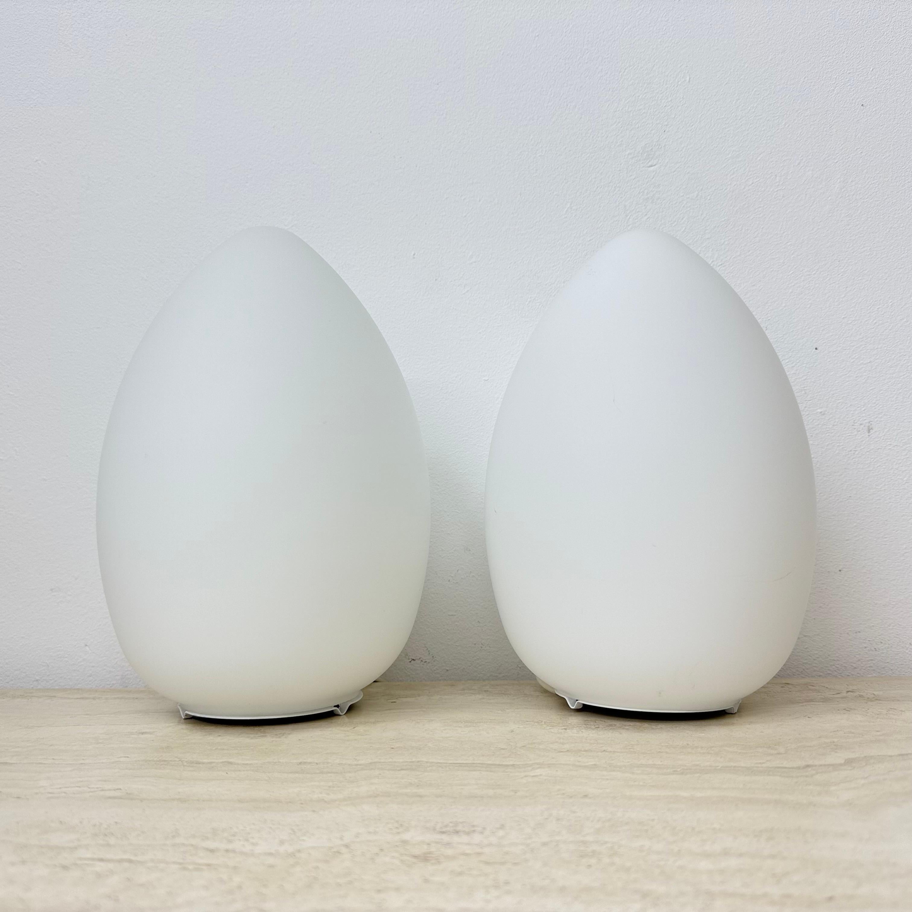 Ensemble de 2 lampes de table vintage en verre opalin en forme d'œuf, 1970 en vente 4