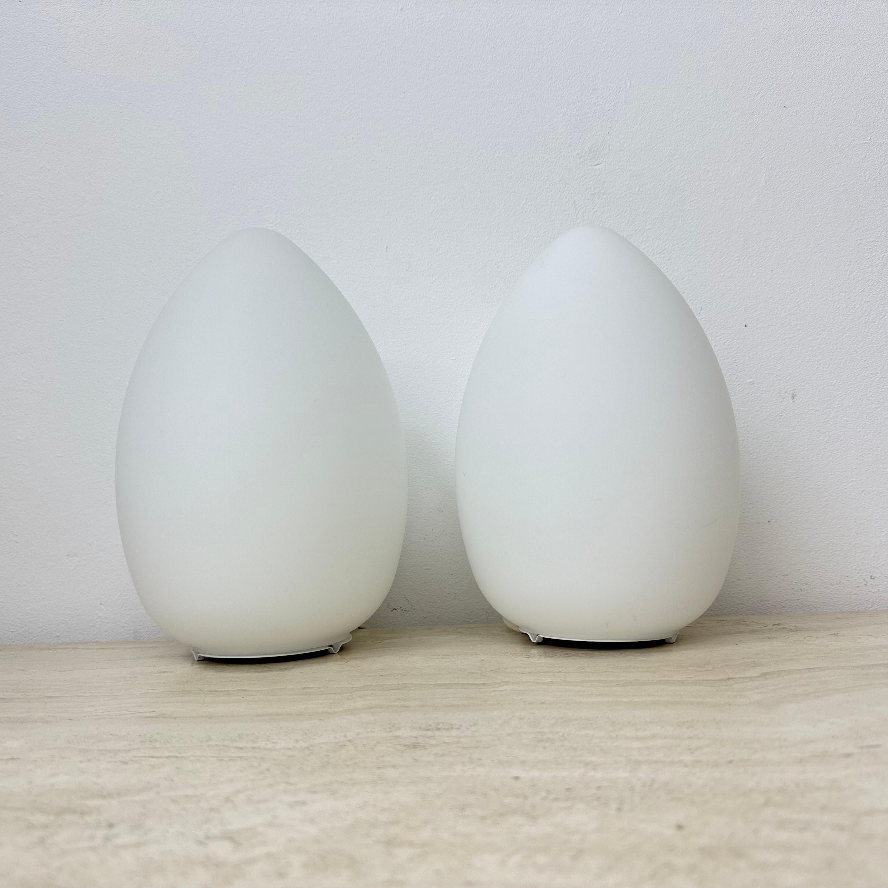 Ensemble de 2 lampes de table vintage en verre opalin en forme d'œuf, 1970 en vente 5