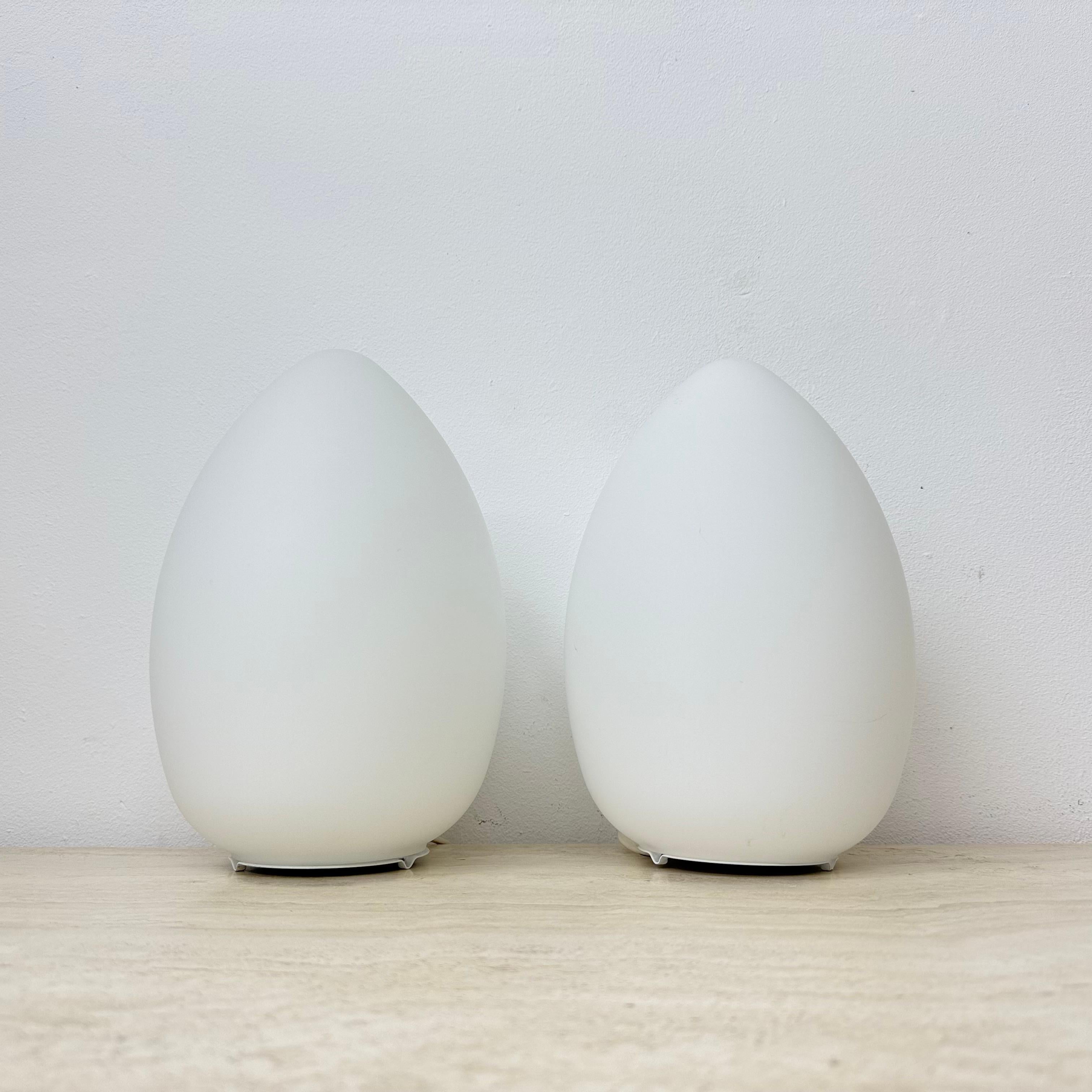 Ensemble de 2 lampes de table vintage en verre opalin en forme d'œuf, 1970 en vente 6
