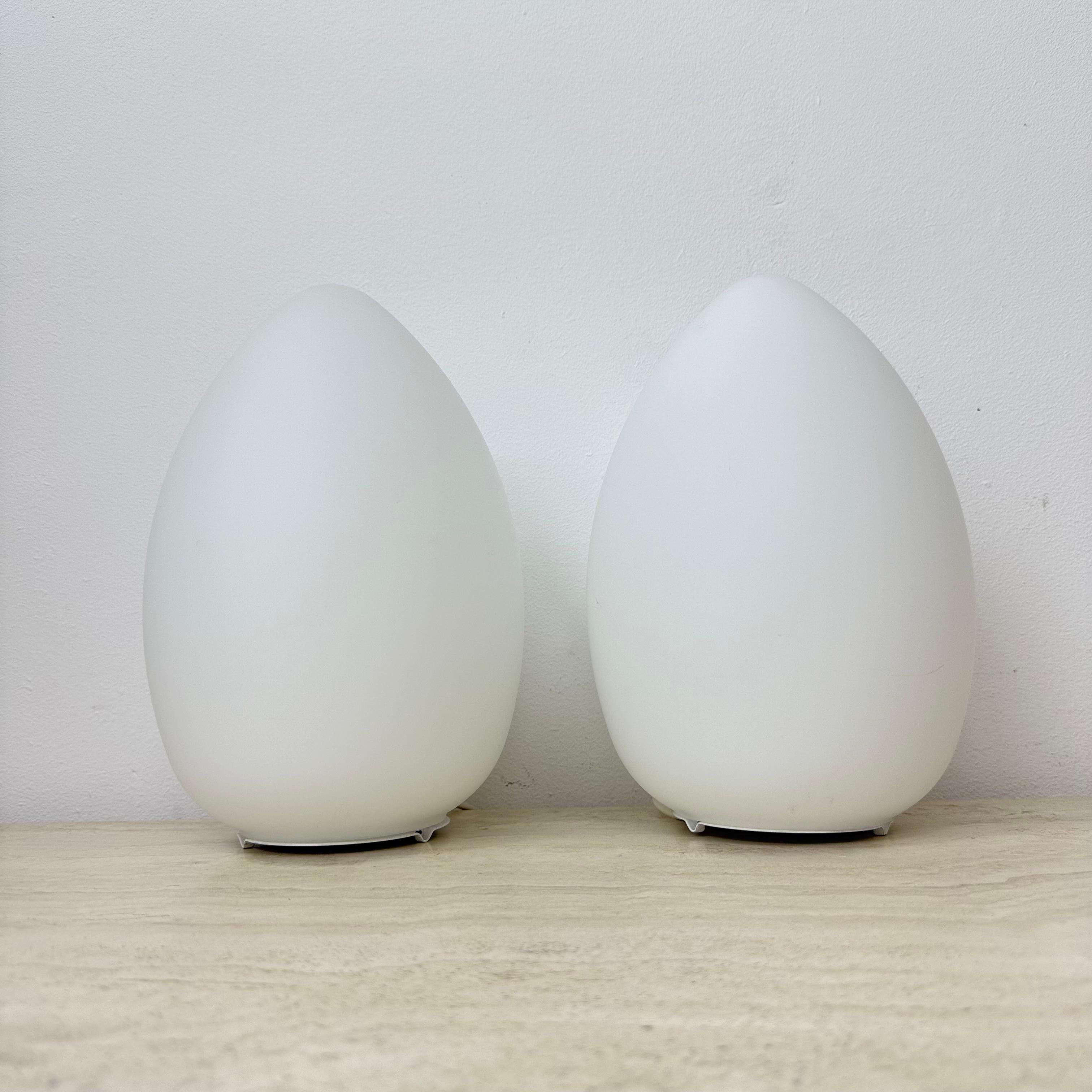 Ensemble de 2 lampes de table vintage en verre opalin en forme d'œuf, 1970 en vente 7