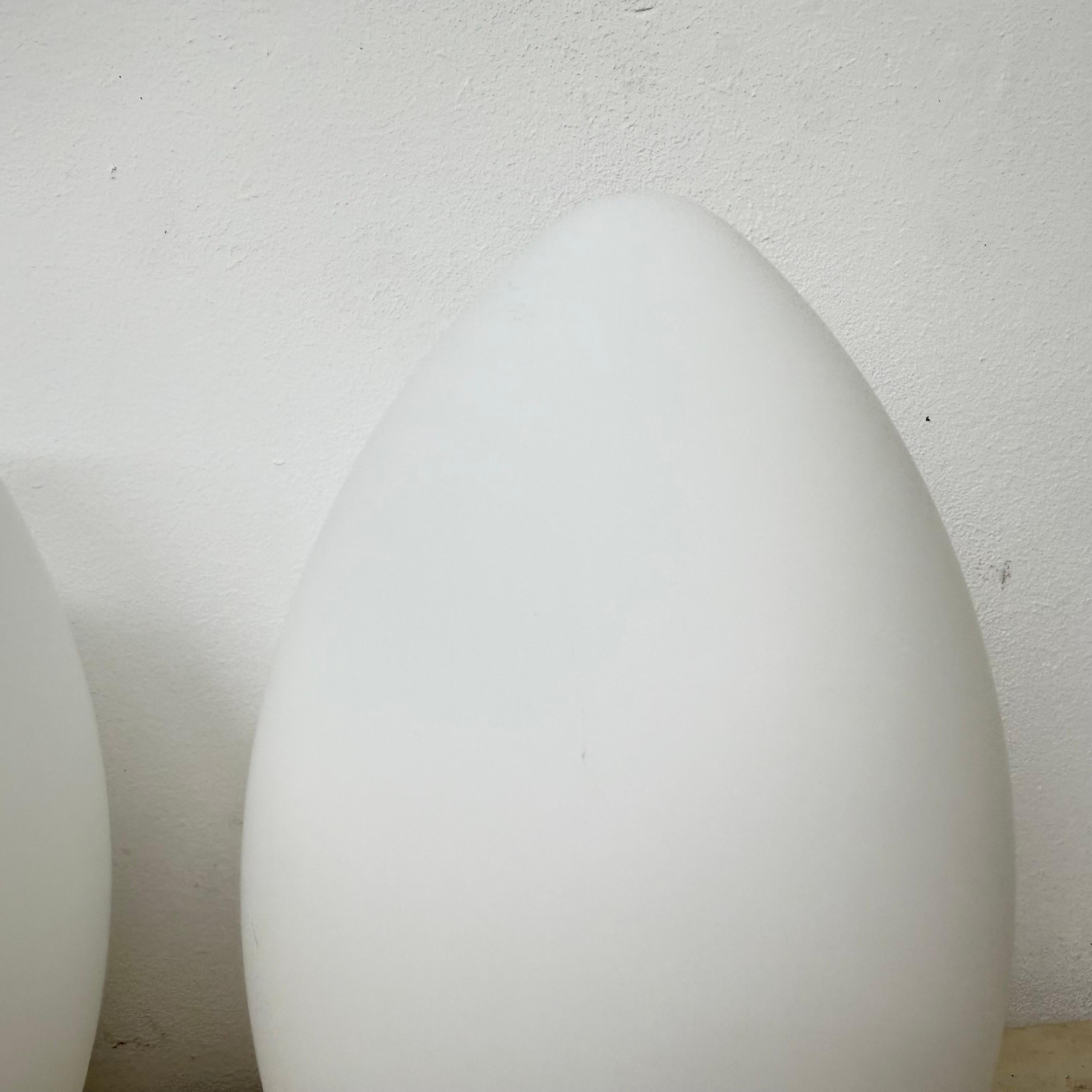 Ensemble de 2 lampes de table vintage en verre opalin en forme d'œuf, 1970 en vente 8