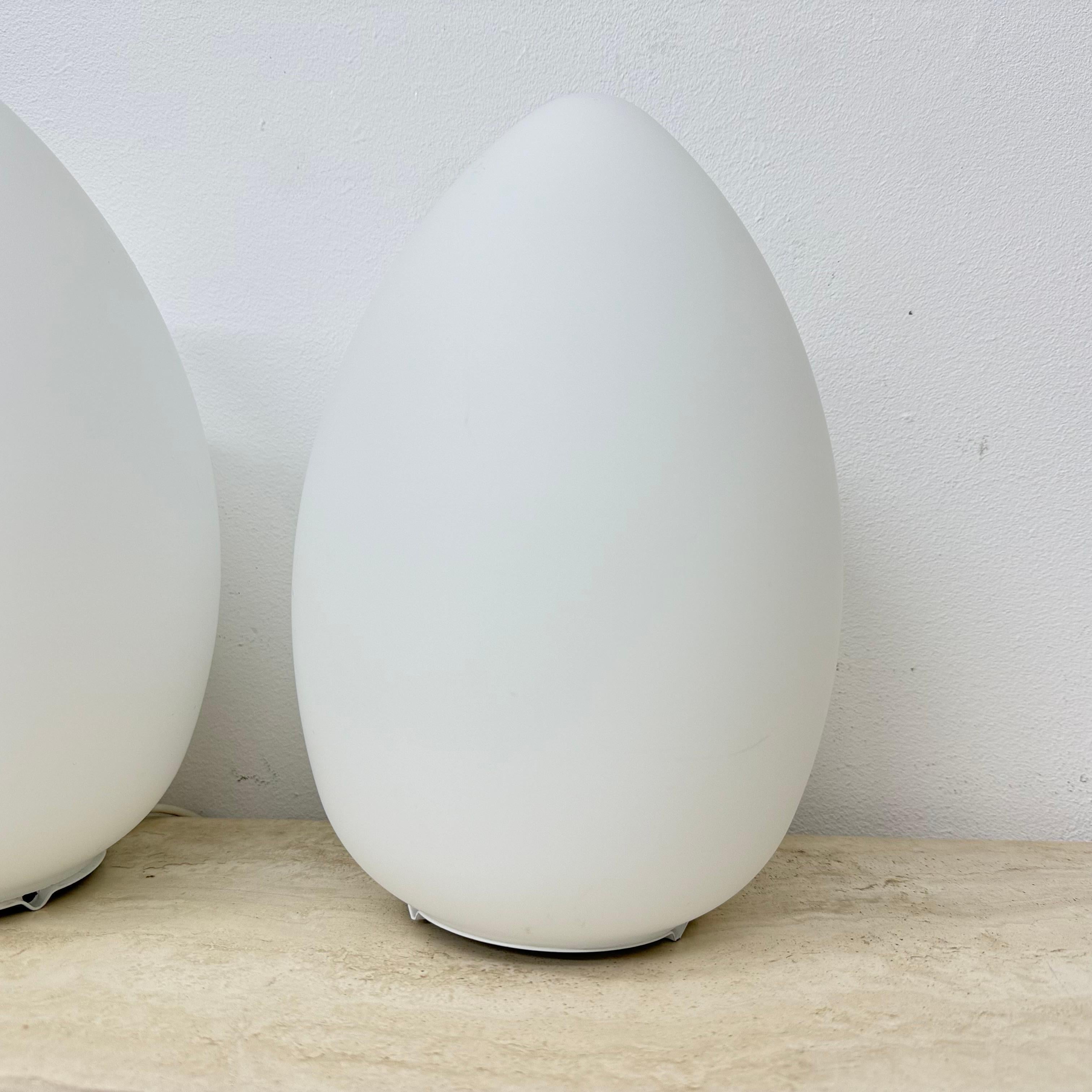 Ensemble de 2 lampes de table vintage en verre opalin en forme d'œuf, 1970 en vente 9