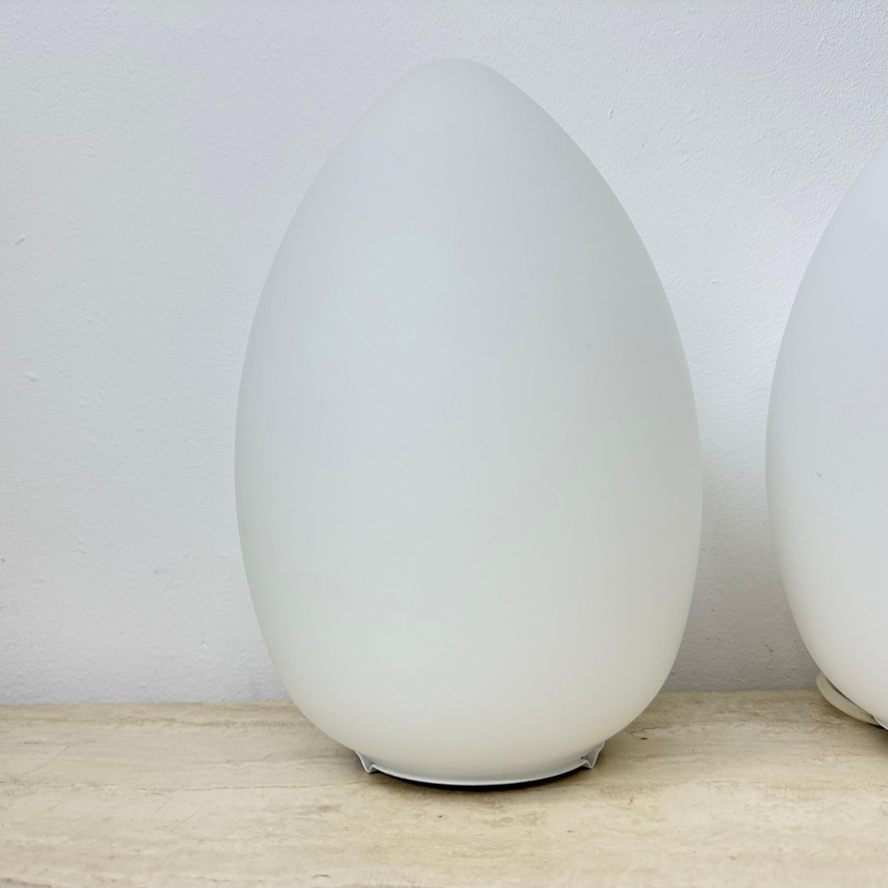 Ensemble de 2 lampes de table vintage en verre opalin en forme d'œuf, 1970 en vente 10
