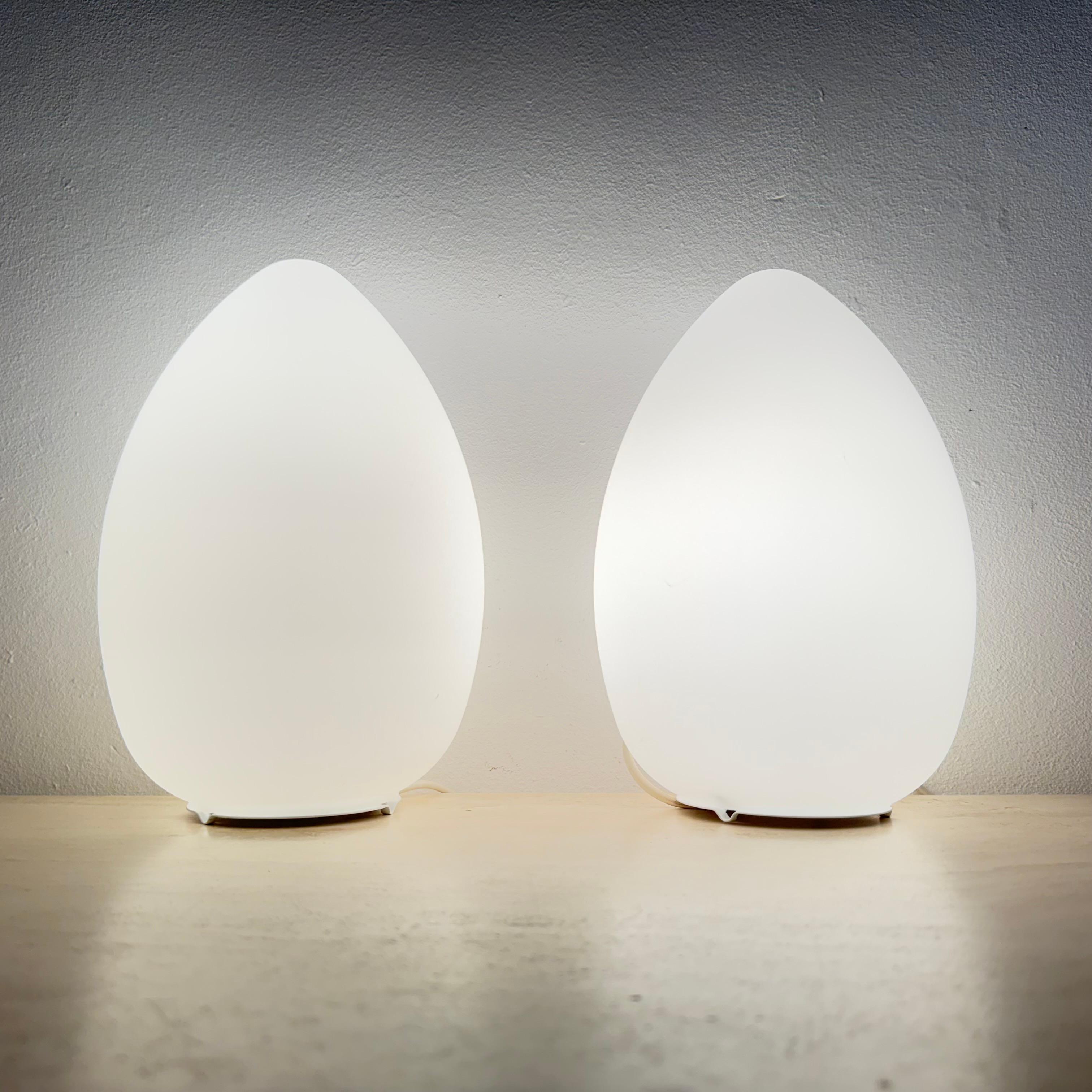 Lot de 2 lampes de table en verre opalin de forme ovoïde, Vintage By, 1970