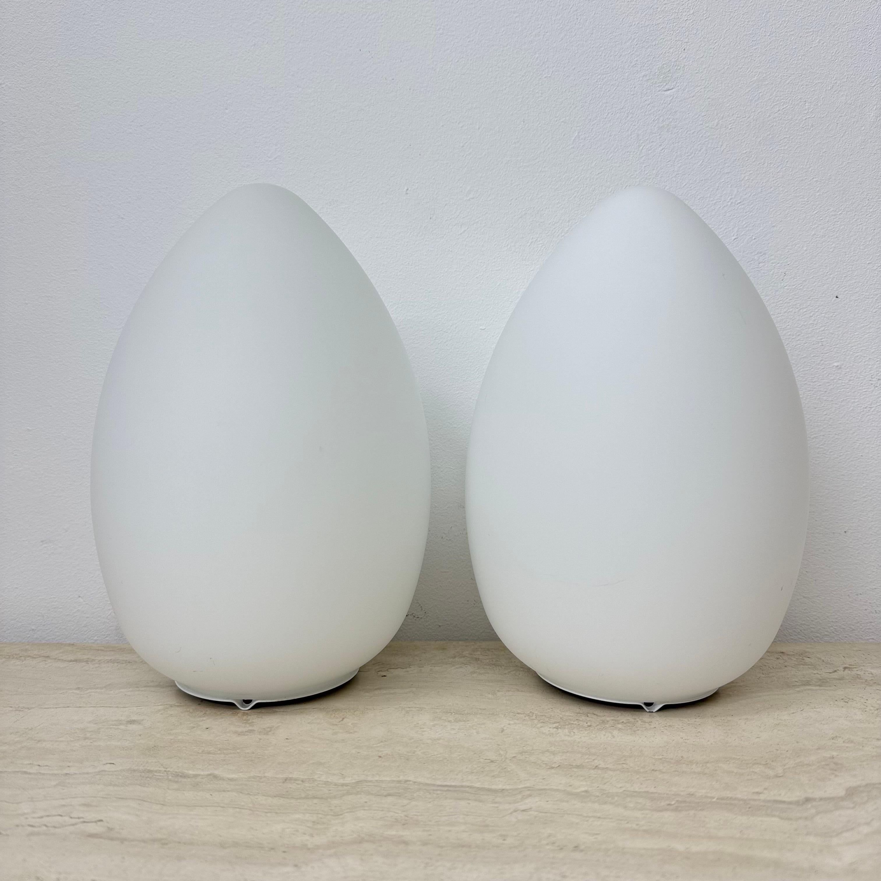 Mid-Century Modern Ensemble de 2 lampes de table vintage en verre opalin en forme d'œuf, 1970 en vente
