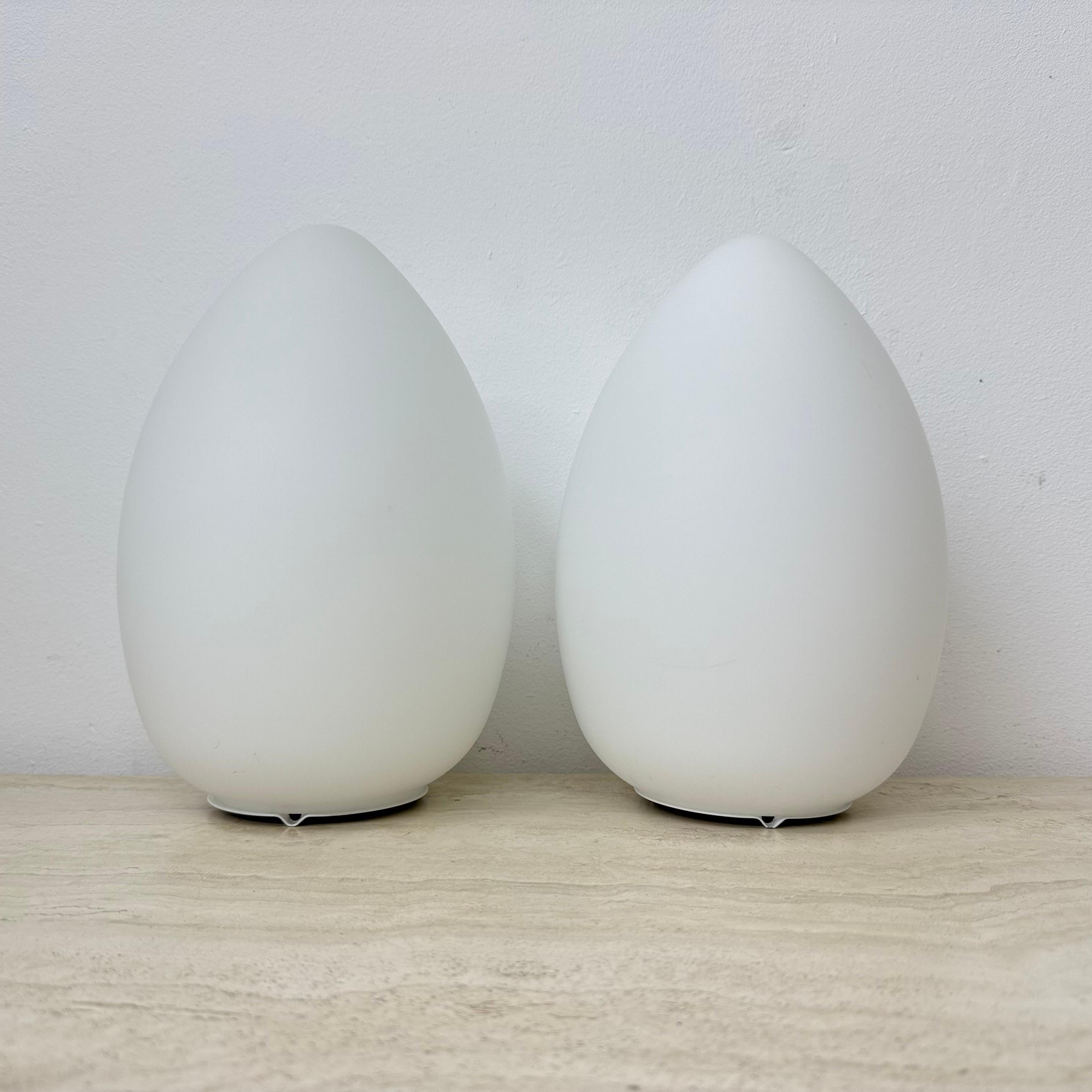 Néerlandais Ensemble de 2 lampes de table vintage en verre opalin en forme d'œuf, 1970 en vente