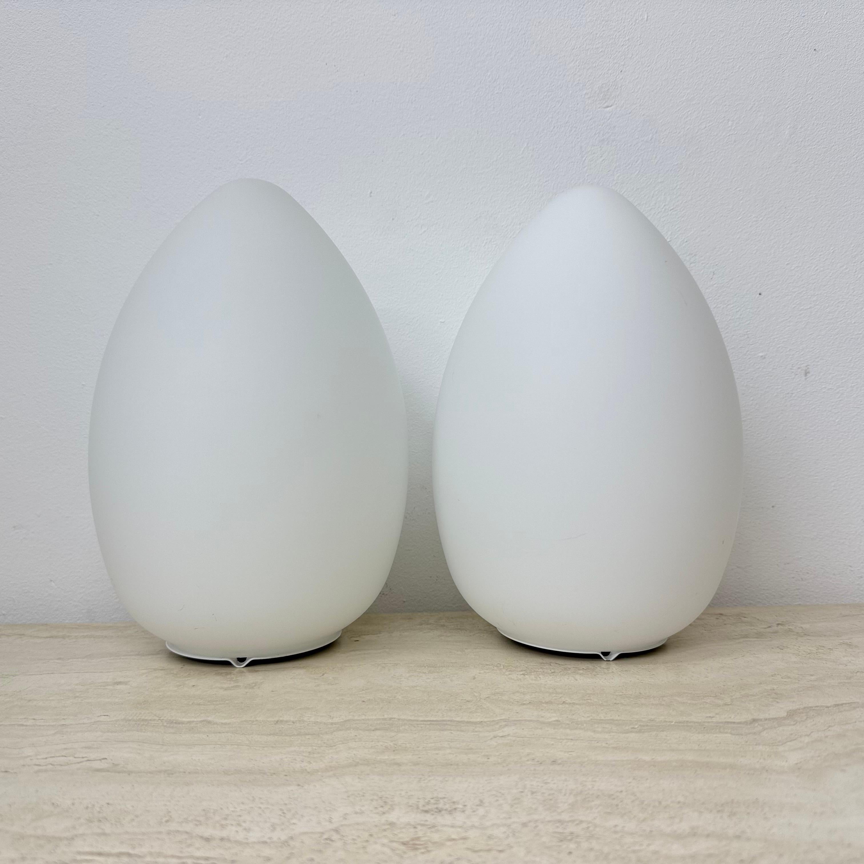 Ensemble de 2 lampes de table vintage en verre opalin en forme d'œuf, 1970 Bon état - En vente à Delft, NL