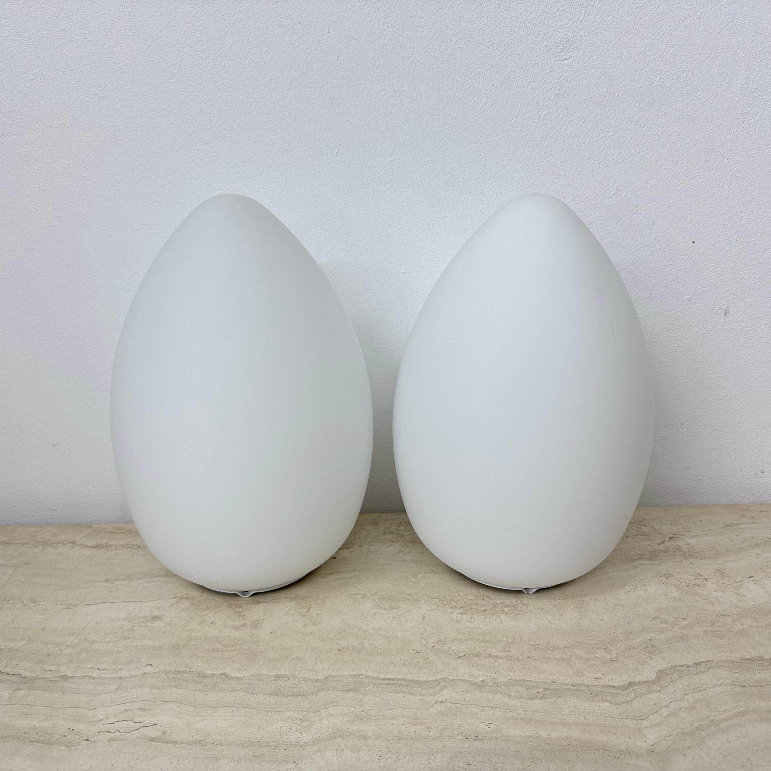 Fin du 20e siècle Ensemble de 2 lampes de table vintage en verre opalin en forme d'œuf, 1970 en vente