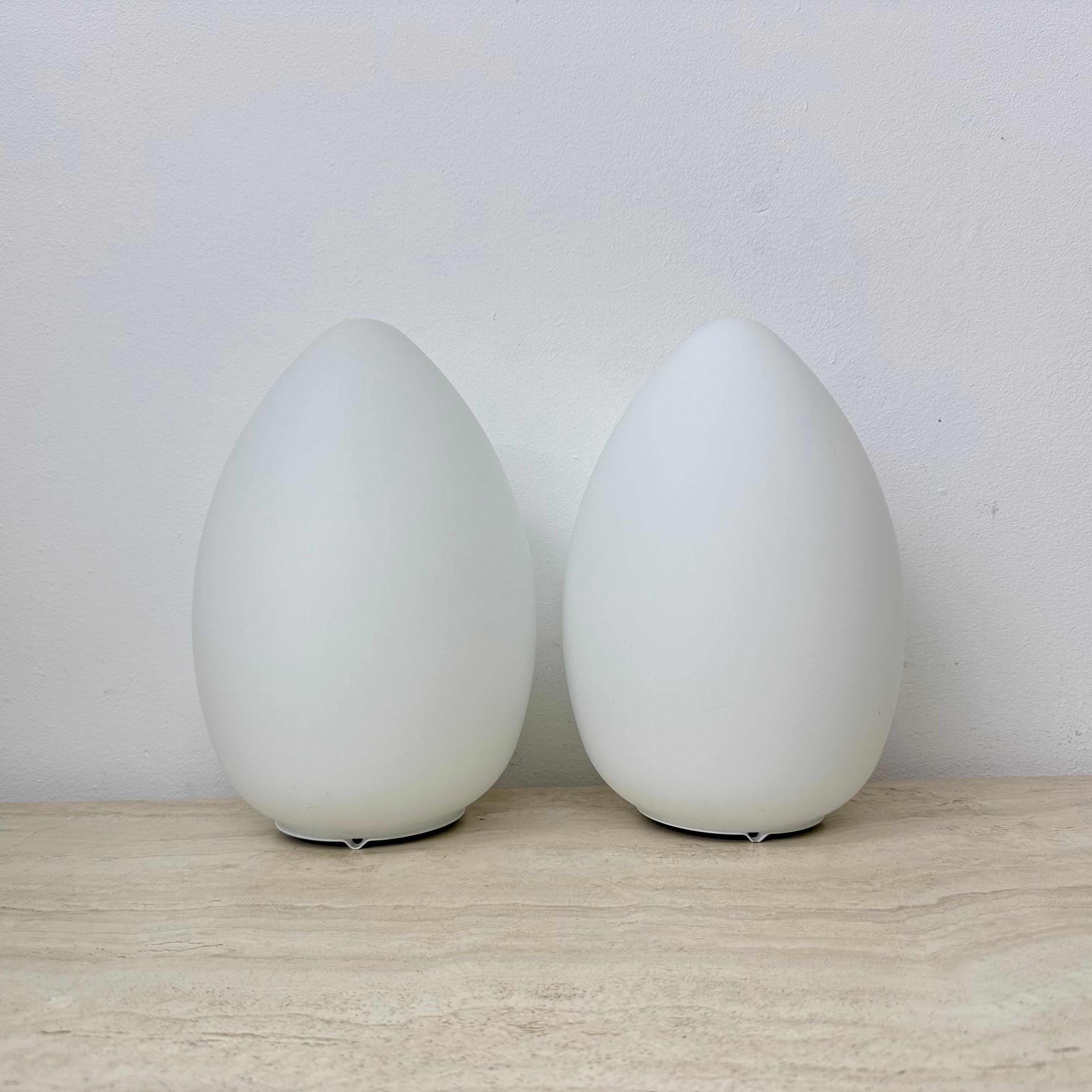Métal Ensemble de 2 lampes de table vintage en verre opalin en forme d'œuf, 1970 en vente