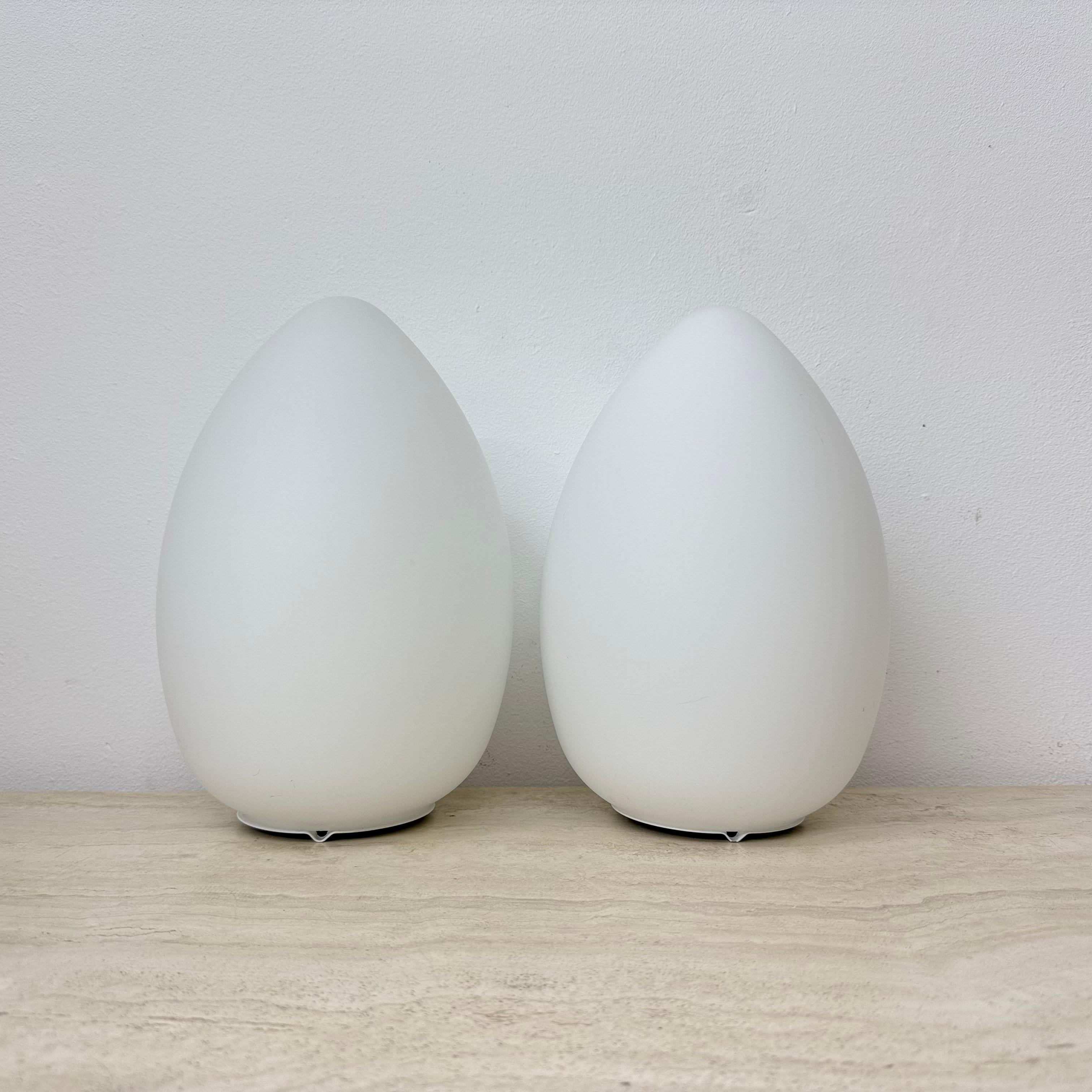Ensemble de 2 lampes de table vintage en verre opalin en forme d'œuf, 1970 en vente 1