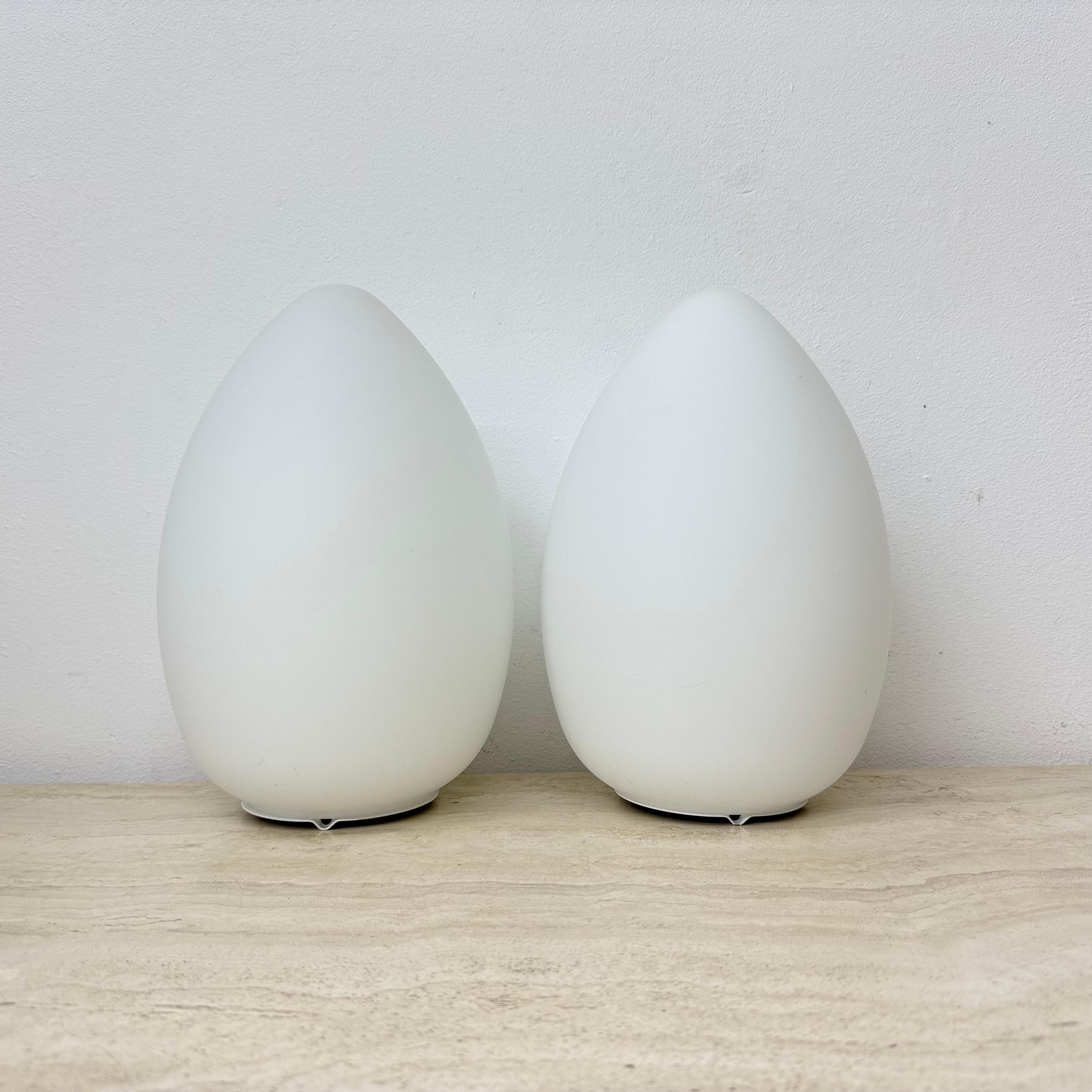 Ensemble de 2 lampes de table vintage en verre opalin en forme d'œuf, 1970 en vente 2