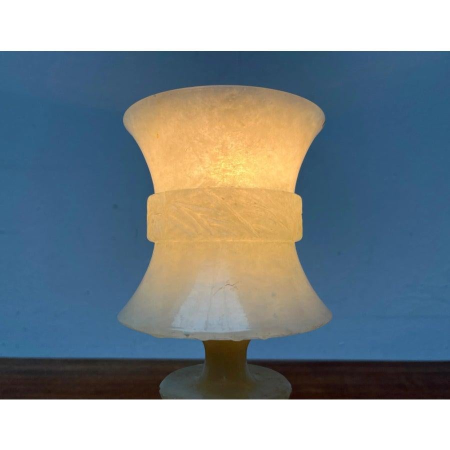 Lámparas de mesa de alabastro estilo Hollywood Regency francés vintage, juego de 2, en muy buen estado. Diseñado de 1970 a 1979
Enchufe europeo (hasta 250 V).El cableado de este artículo puede ser original y podría necesitar sustitución, si no se