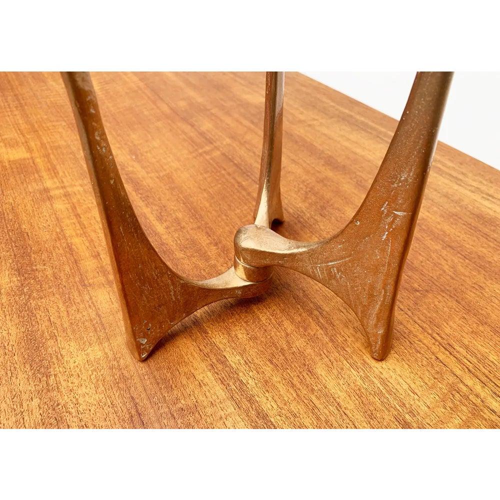 Due grandi portacandele brutalisti del produttore tedesco Harjes.
Tre braccia in forme organiche. Prove ufficiali di autenticità, come cataloghi d'epoca e documenti di design.

Informazioni aggiuntive:
Materiali: Metallo
Colore: oro
Stili: