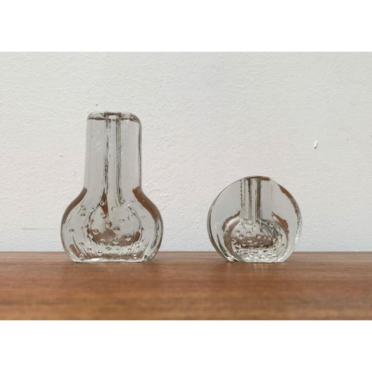 Vintage German Floral Glass Vase von Georgshütte, 1970er Jahre, Satz von 2, in sehr gutem Zustand. Die Produkte, die zwischen 1970 und 1979 entworfen wurden, haben einen offiziellen Echtheitsnachweis, z. B. in Form von Vintage-Katalogen,