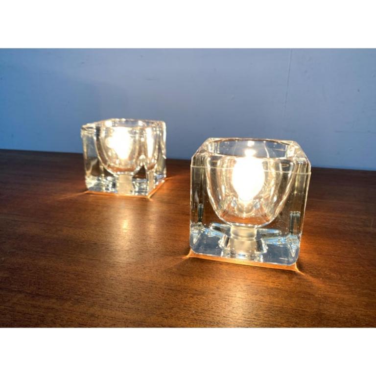 Luminaires de table en forme de cube en verre du célèbre fabricant Peill & Putzler. Voici la version entièrement transparente.

Le corps de la lampe est constitué d'un simple pot en verre. A l'intérieur, elle est creusée dans une parabole et abrite