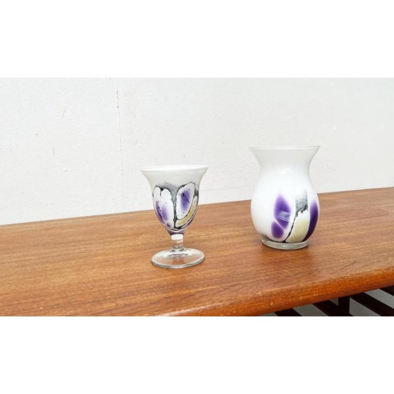 Vintage German Glass Vase und Pokal von Hans Jürgen Richartz für Richartz Art Collection'S, 2er Set, in sehr gutem Zustand. Entworfen 1970 bis 1979 Dieses Stück hat eine Zuordnungsmarke.

Zusätzliche Informationen:
MATERIALIEN: Glas
Herkunftsland: