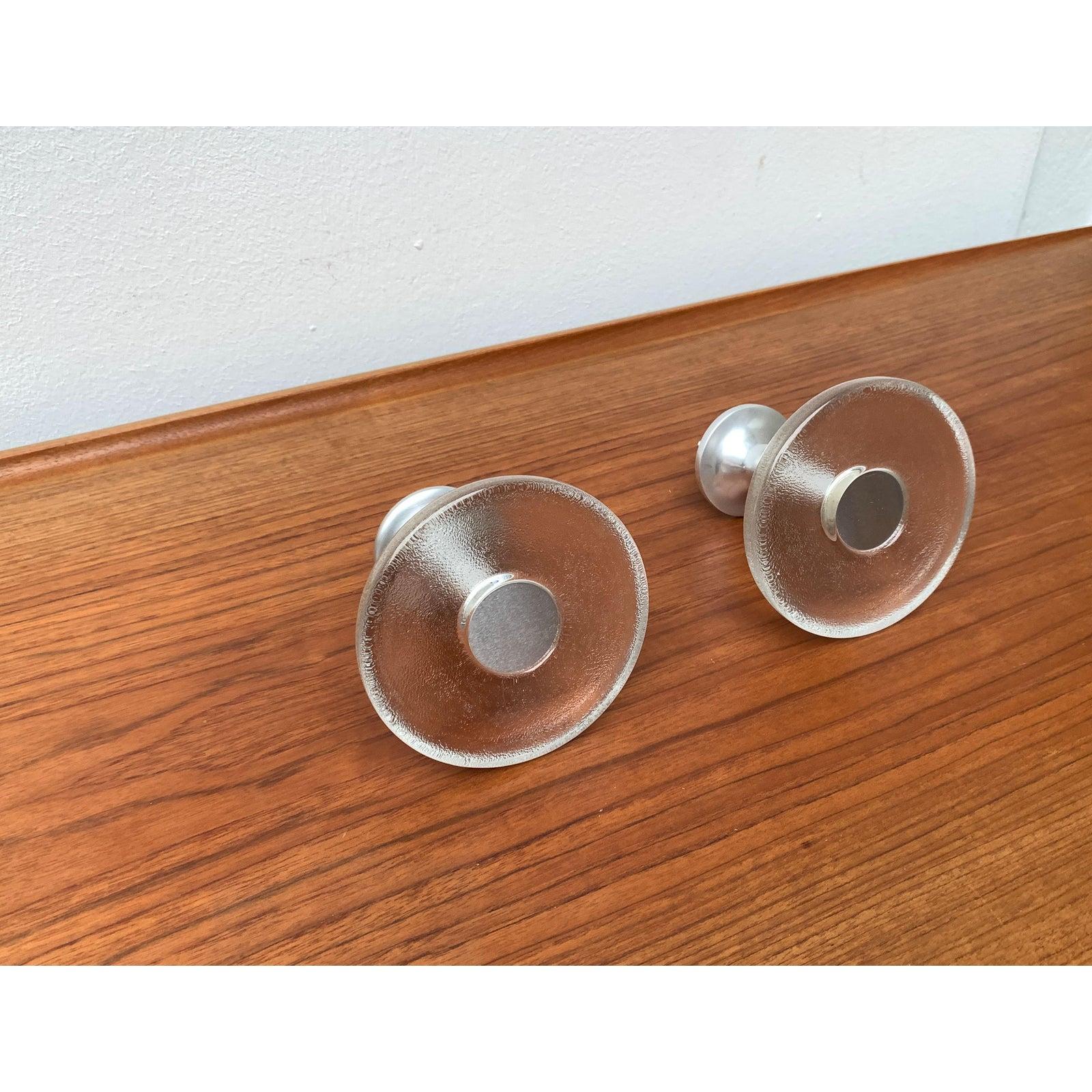 Vintage German Metal and Glass Coat Hooks from Schönbuch, 1970s, Set of 2, in Very Good conditions. Vintage By 1970 à 1979 preuves officielles d'authenticité telles que les catalogues d'époque, les dossiers de créateurs.

Informations