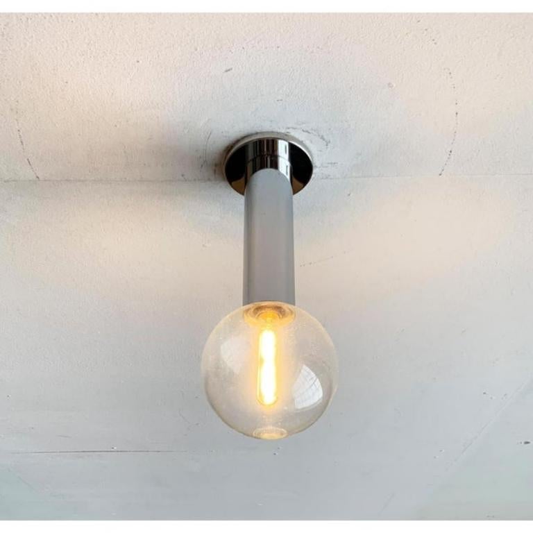 Imposante applique ou plafonnier de l'ère spatiale de staff d'après un design de la créatrice japonaise motoko ishii.

Ce design impressionne par sa surface réfléchissante. Une simple tige cylindrique forme la base de la lampe. A l'extrémité