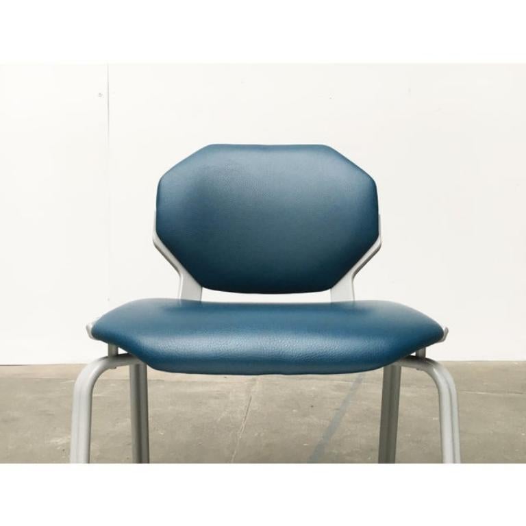 Ensemble de chaises de salle à manger empilables en cuir vintage allemand de l'ère spatiale de Fröscher, 1970, en parfait état. Conçue de 1970 à 1979 Cette pièce porte une marque d'attribution.
 
Informations complémentaires :
MATERIAL : Cuir,
