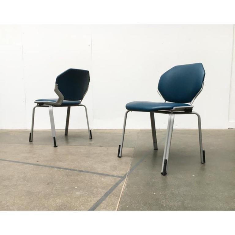 Ère spatiale Ensemble de 2 chaises de salle à manger empilables allemandes en cuir de l'ère spatiale, 1970 en vente