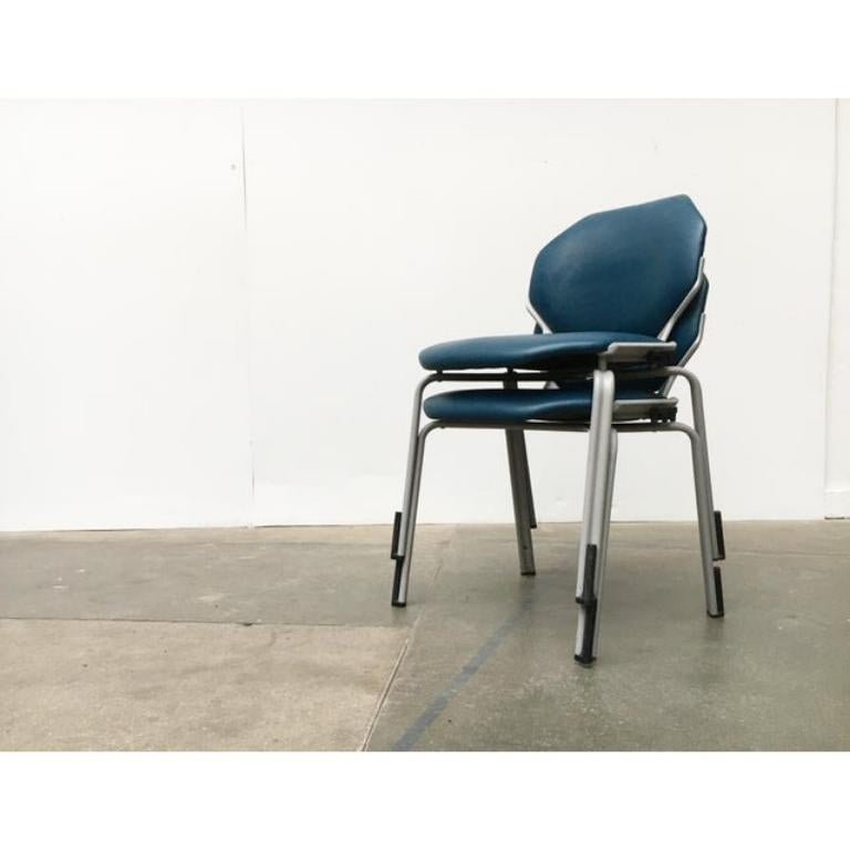 Allemand Ensemble de 2 chaises de salle à manger empilables allemandes en cuir de l'ère spatiale, 1970 en vente